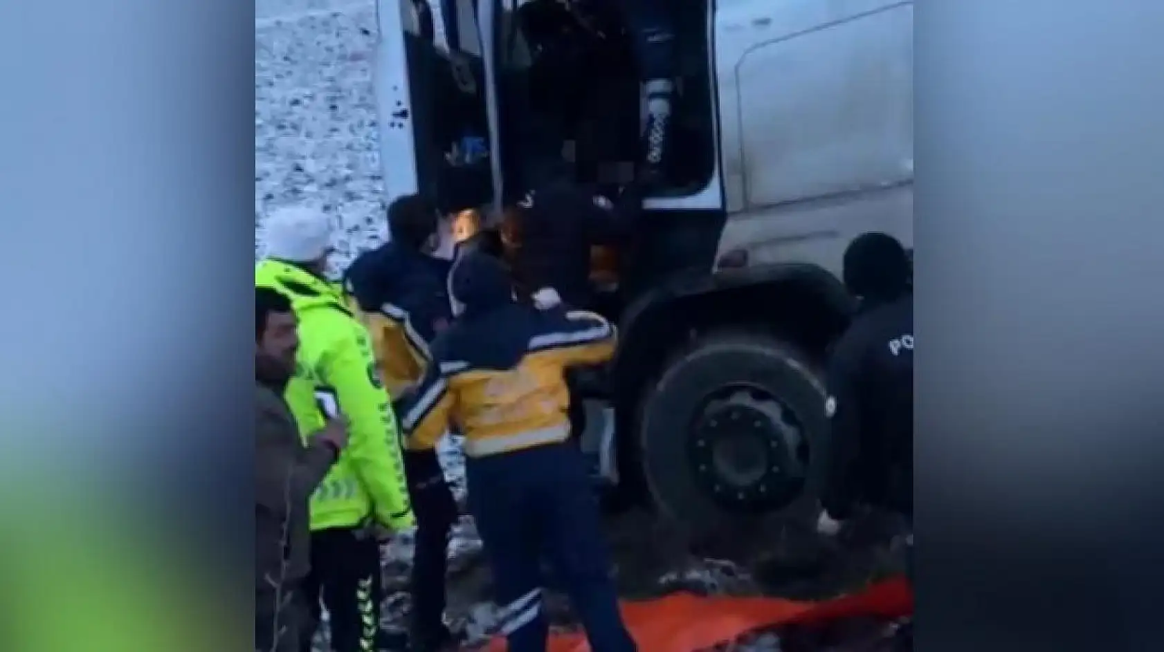 Direksiyon başında kalp krizi geçirdi, tır tarlaya uçtu şoför hayatını kaybetti