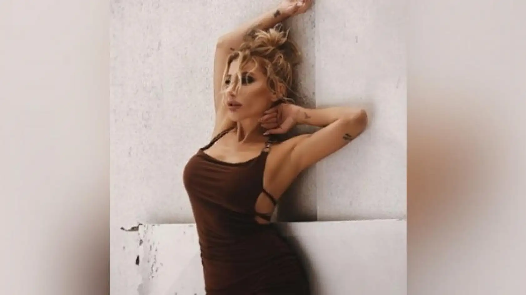 Ünlü şarkıcı Instagram'da verdiği pozlarla yürek hoplattı!