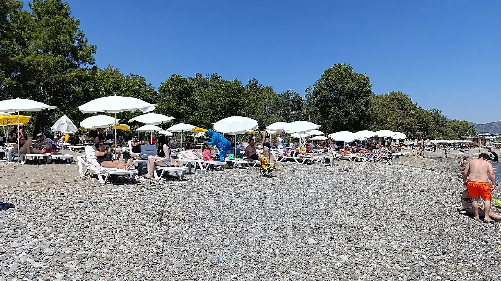 Fethiye Akmaz Halk Plajı Gün Boyu Ziyaretçi Akınına Uğruyor