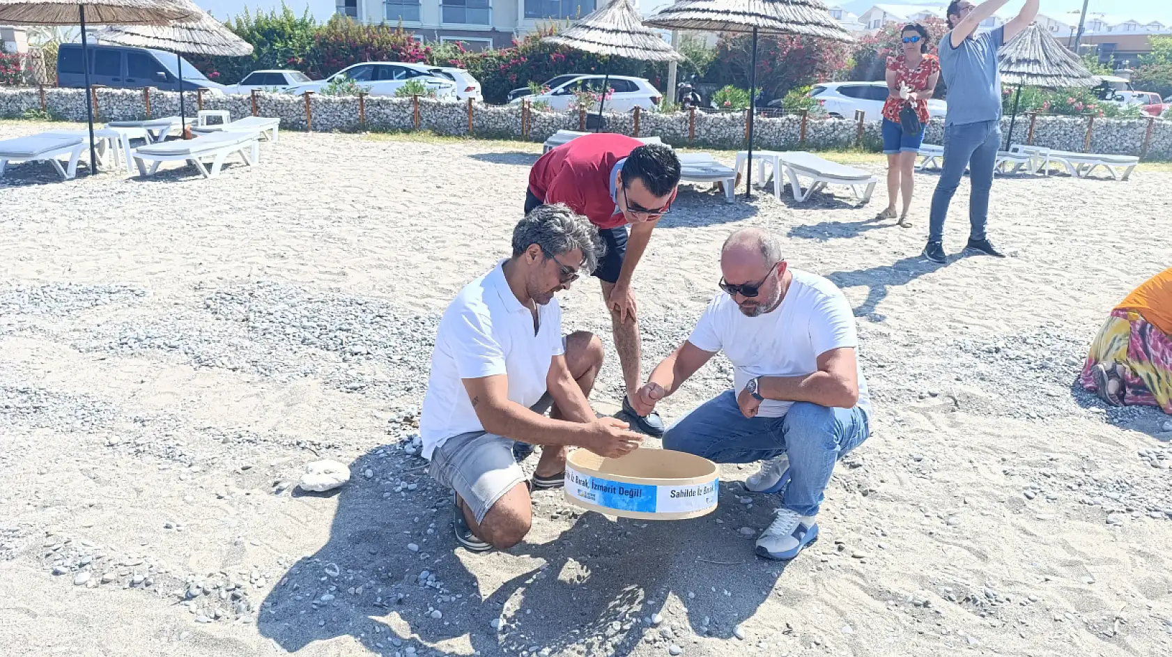 Fethiye'de Çevre Haftası'nda izmarit temizliği yapıldı