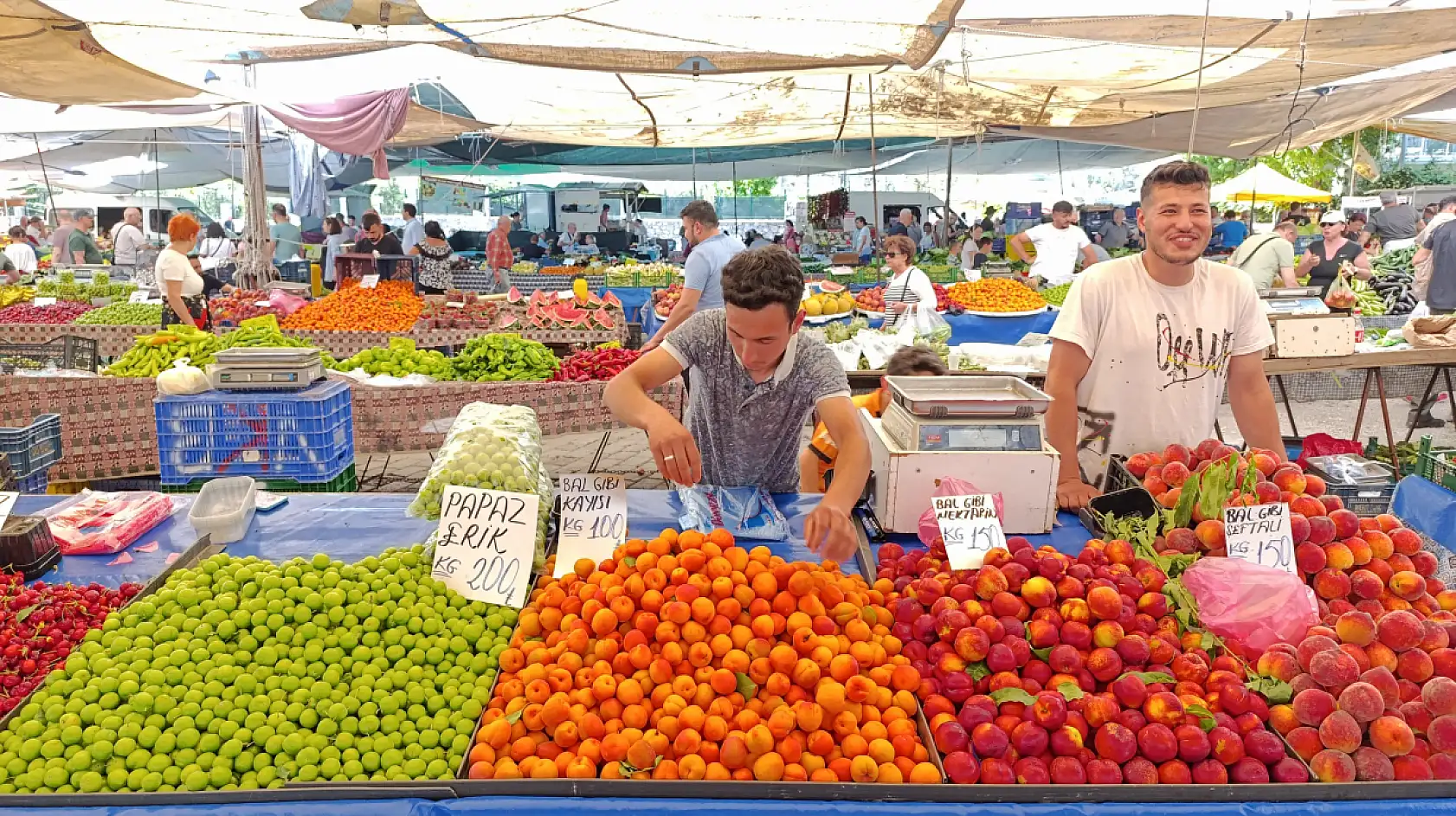 Fethiye'de renkli pazar günü