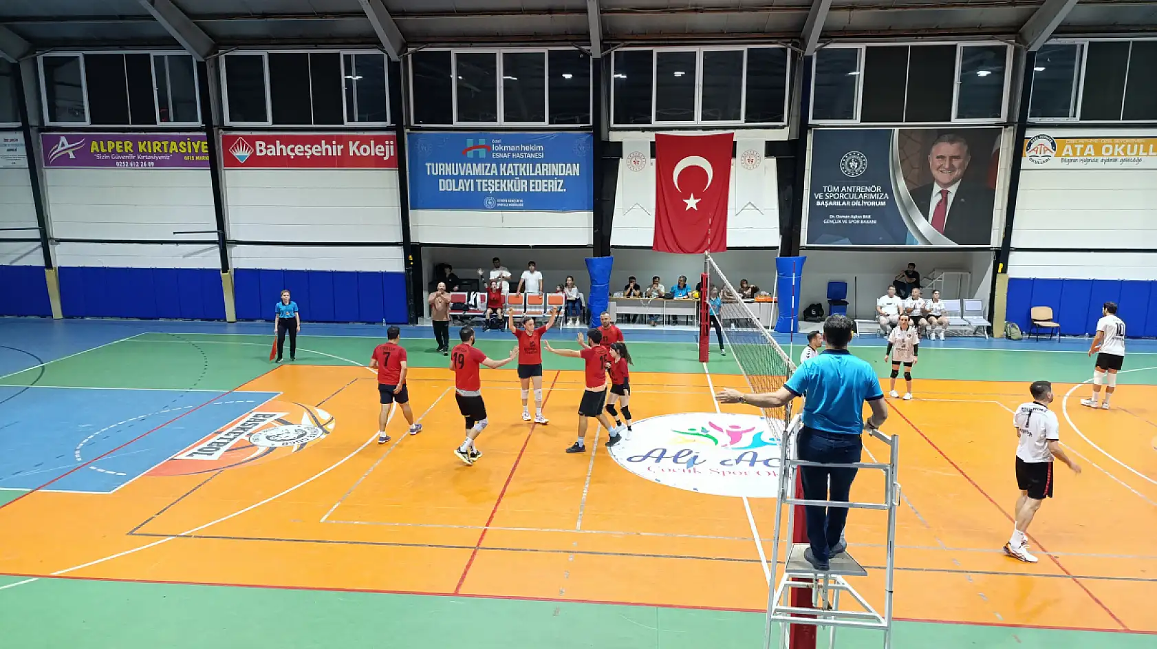 Fethiye'de Kurumlar Arası Voleybol heyecanı