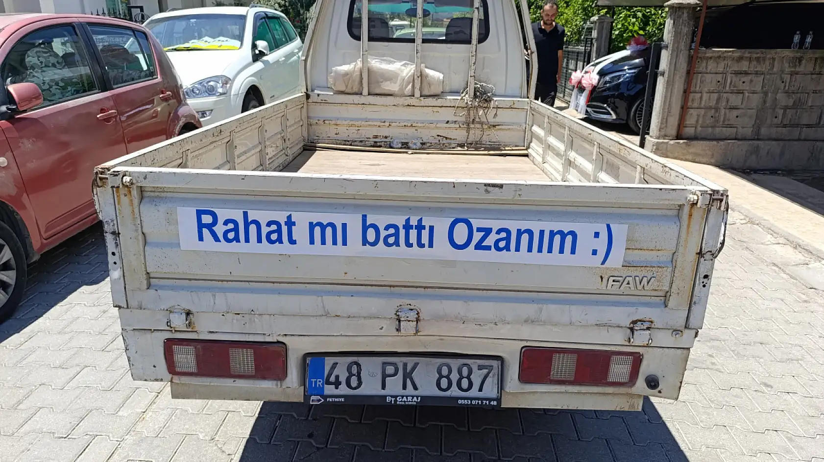 Fethiye'de düğün konvoyuna esprili dokunuş