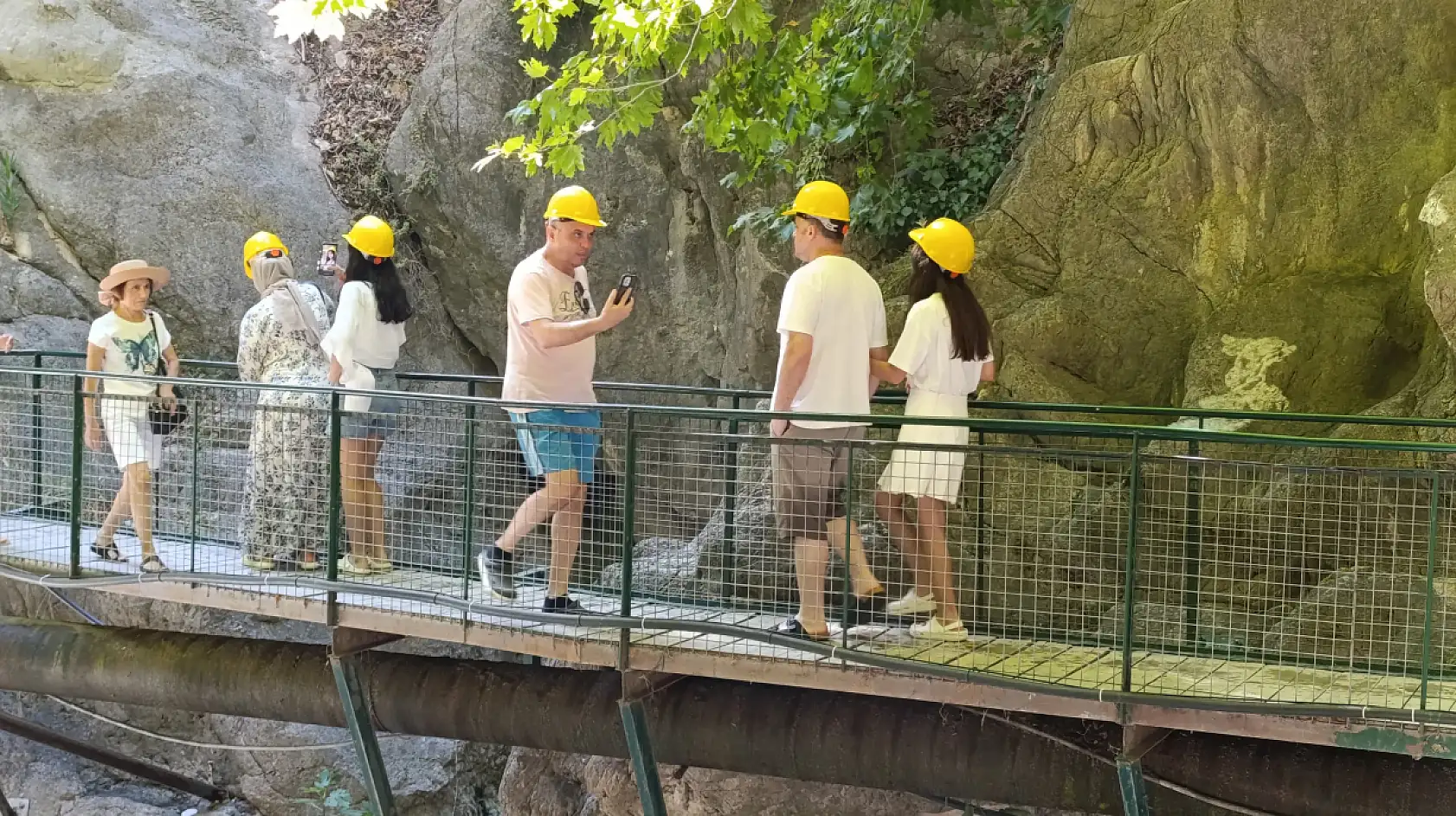 Saklıkent Kanyonu'nda Güvenlik Önlemleri Artırıldı: Baret Uyarısı Sıklaştı
