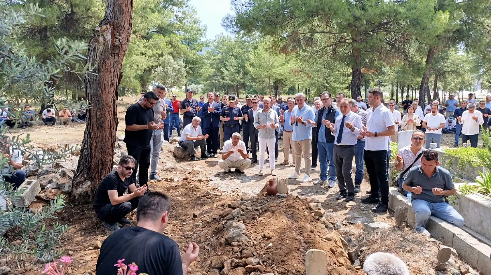 Fethiye'de depremde hayatını kaybeden 14 yaşındaki Afranur son yolculuğuna uğurlandı