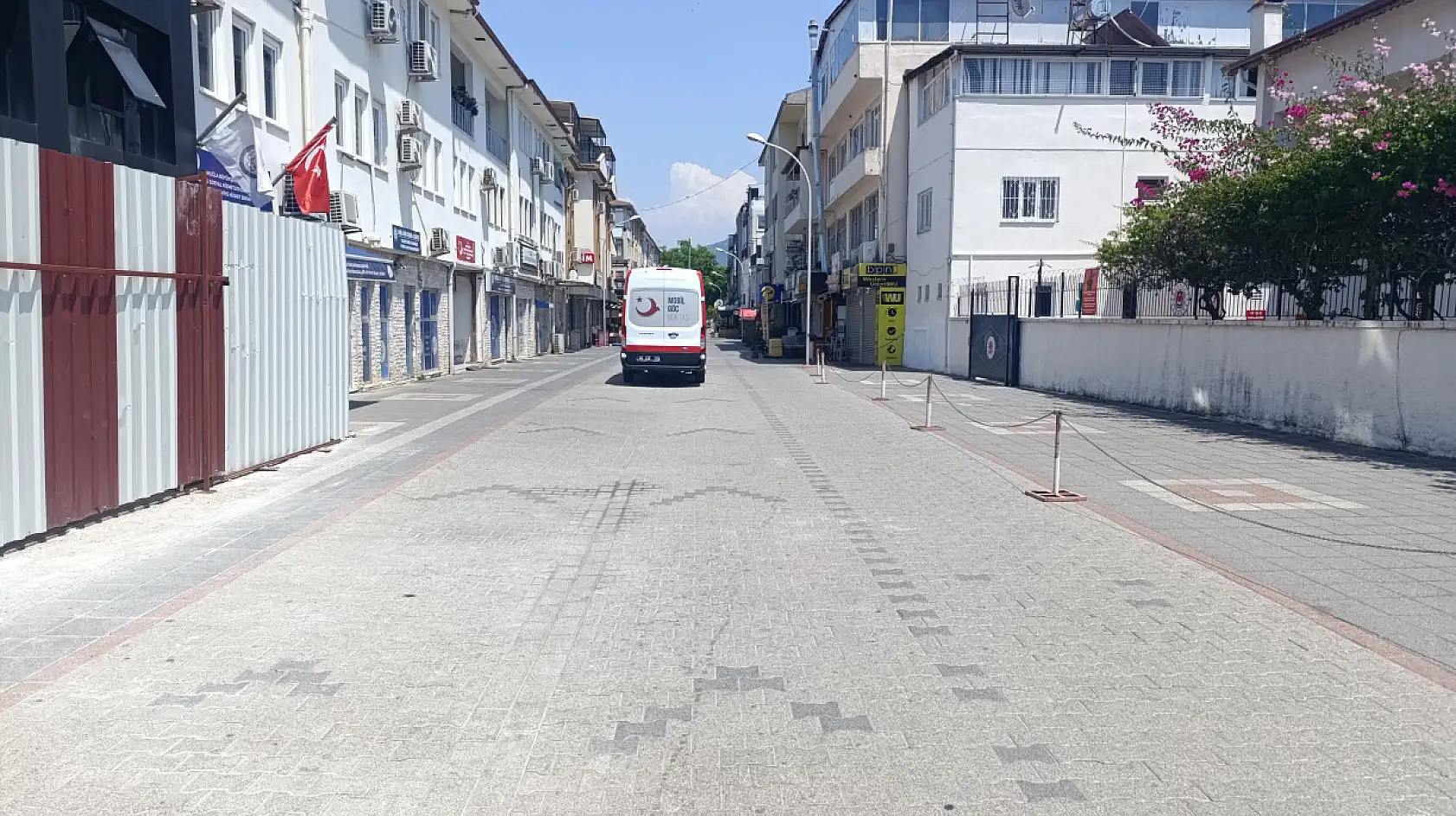 Fethiye'de Pazar Sessizliği!  Sıcak Hava ve AYT Sınavı Sokakları Boşalttı