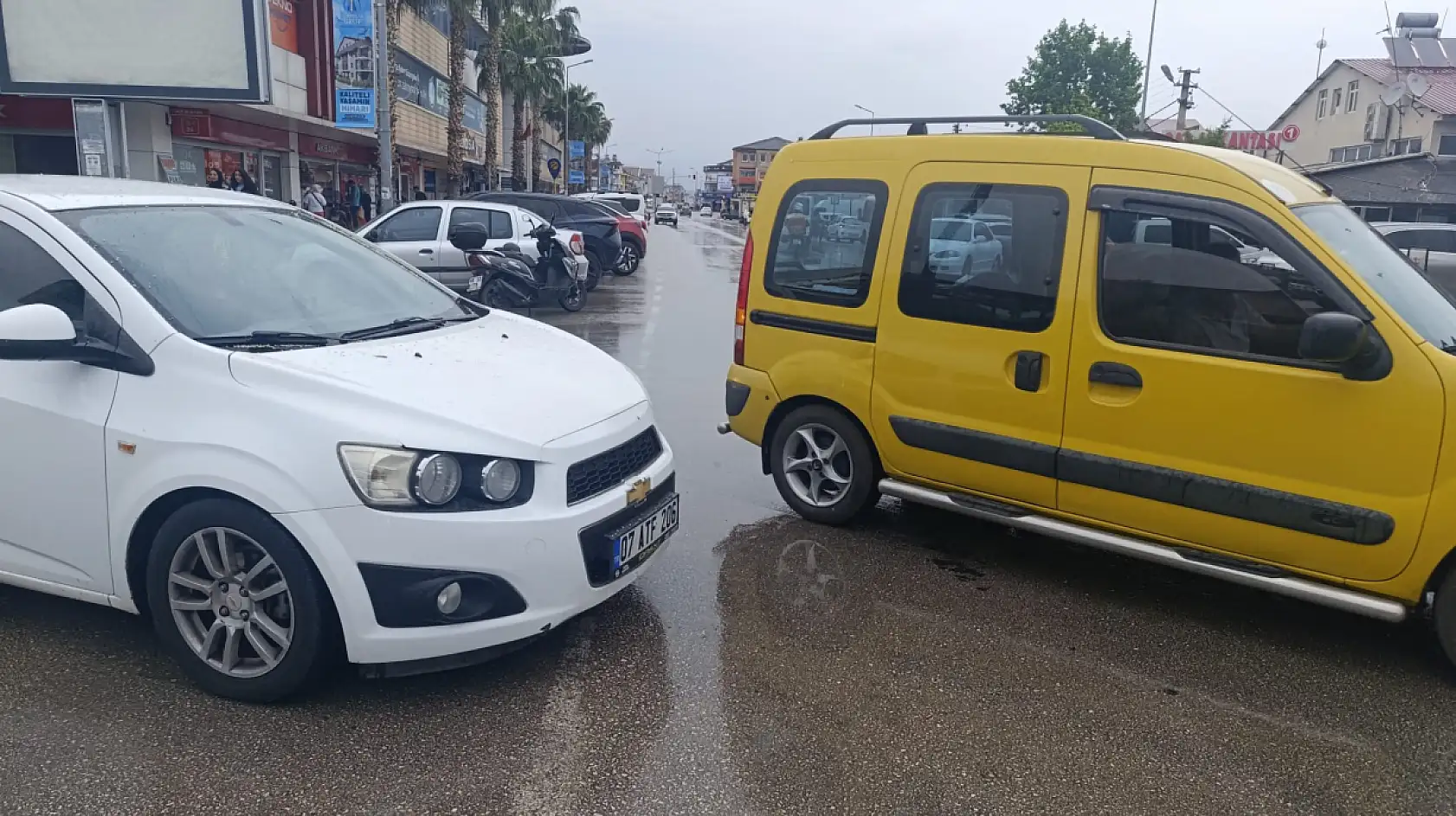 Fethiye'de yoldan çıkan otomobilden kaçmak isterken devrildi: 1 yaralı