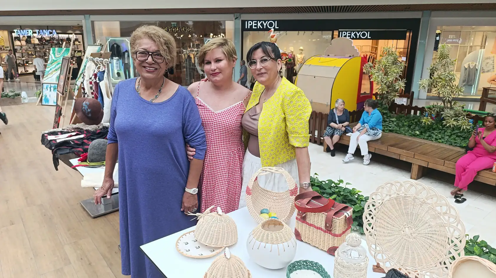Fethiye'de Anneler Günü'ne Özel Sanat Sergisi: 'Anne Eli Değmiş Gibi'