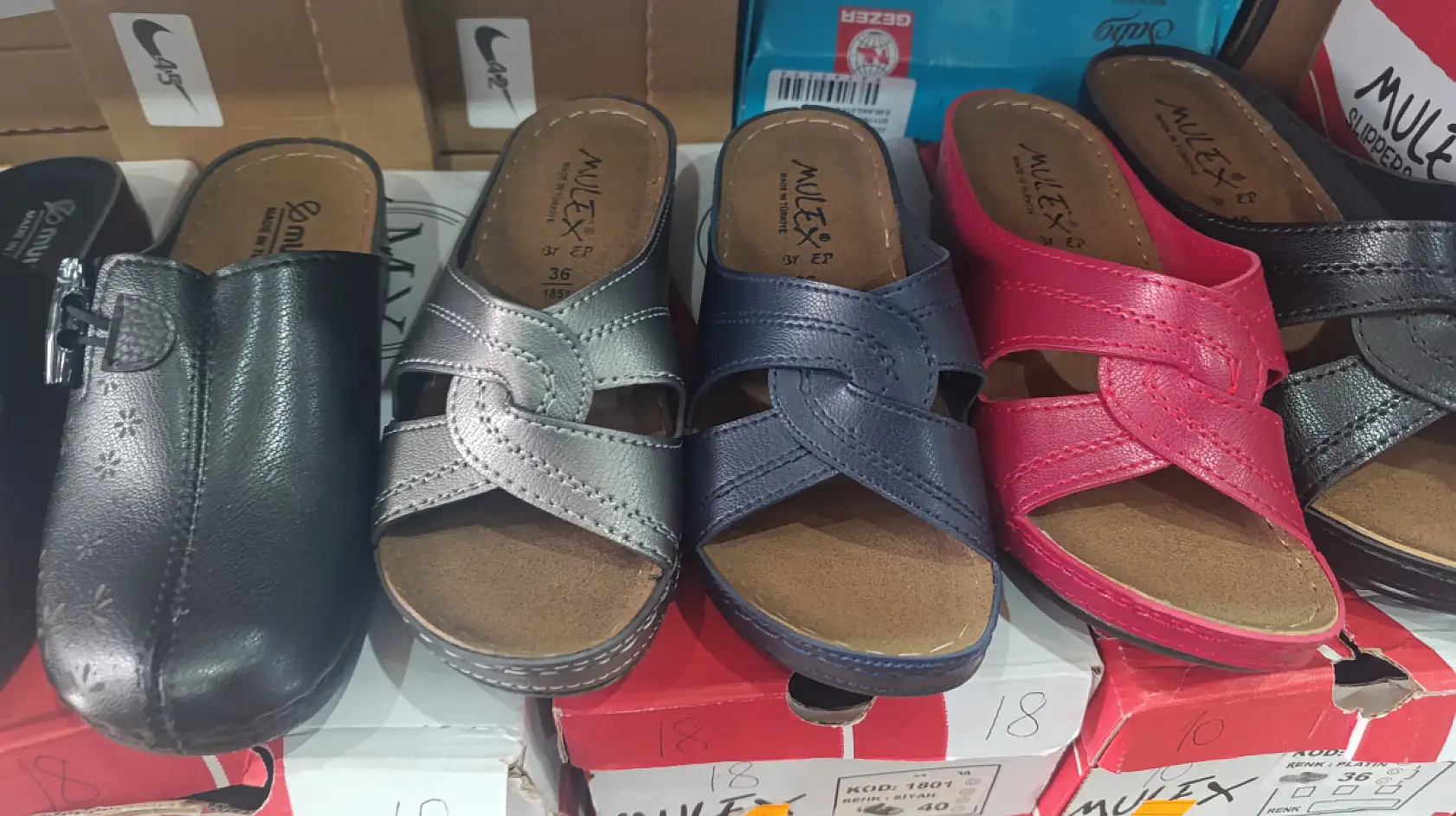 Fethiye'de Yaz Yaklaştı, Terlik ve Sandalet Satışı Arttı