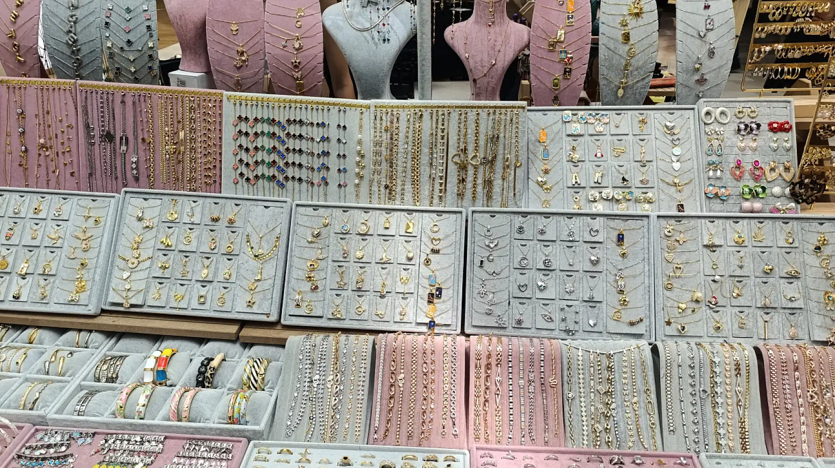 Fethiye'de Erasta AVM'de Hediyelik Eşyaya İlgi, Tütsüden Takıya Zengin Seçenekler Var