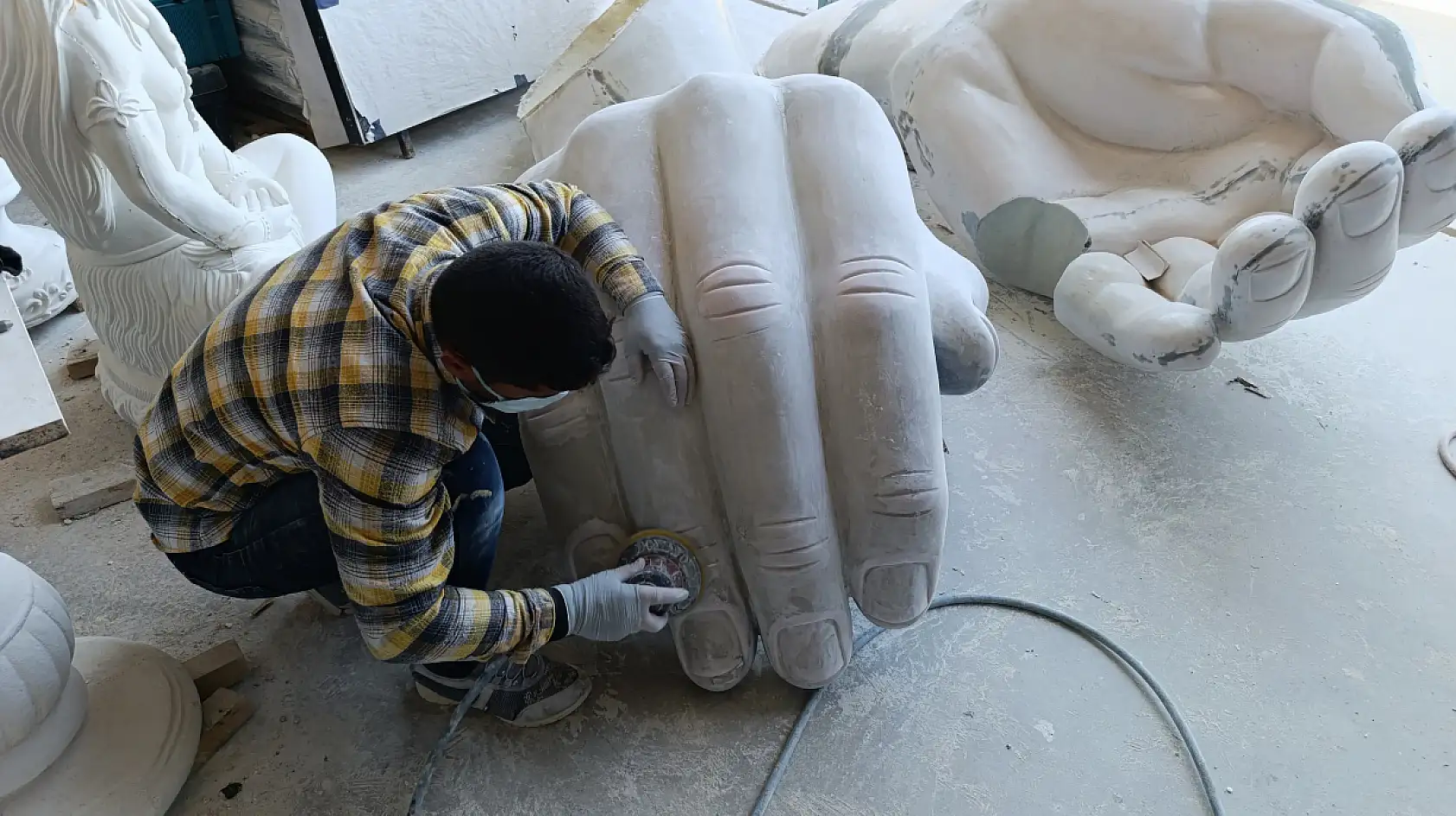 Fethiye'de baba mesleğini devam ettirerek 35 yıldır heykeltıraşlık yapıyorlar