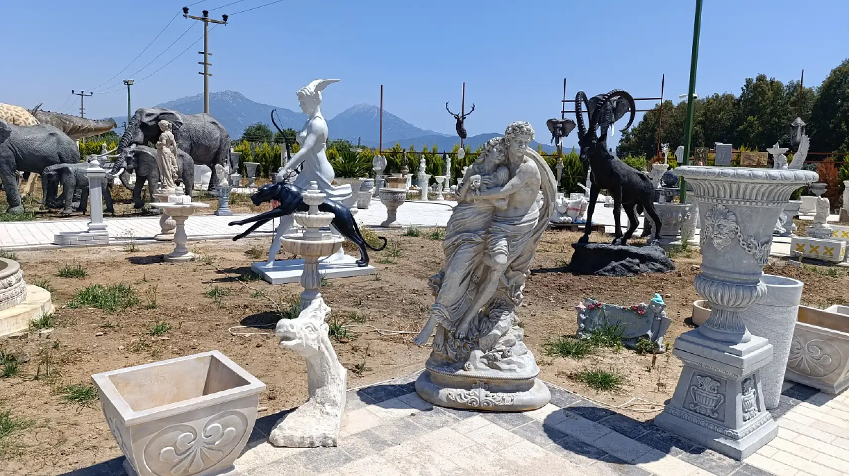 Fethiye'de baba mesleğini devam ettirerek 35 yıldır heykeltıraşlık yapıyorlar