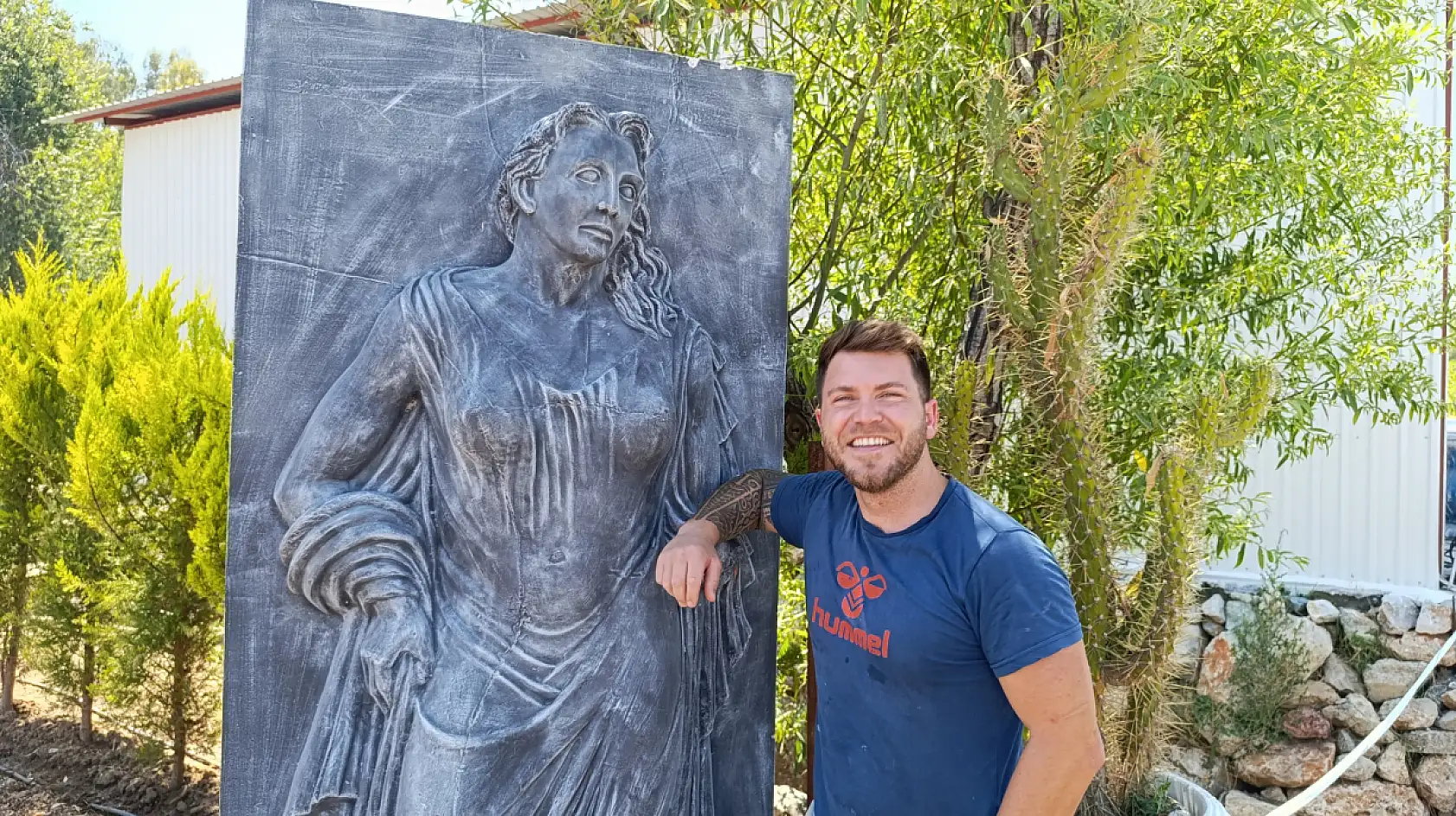 Fethiye'de baba mesleğini devam ettirerek 35 yıldır heykeltıraşlık yapıyorlar