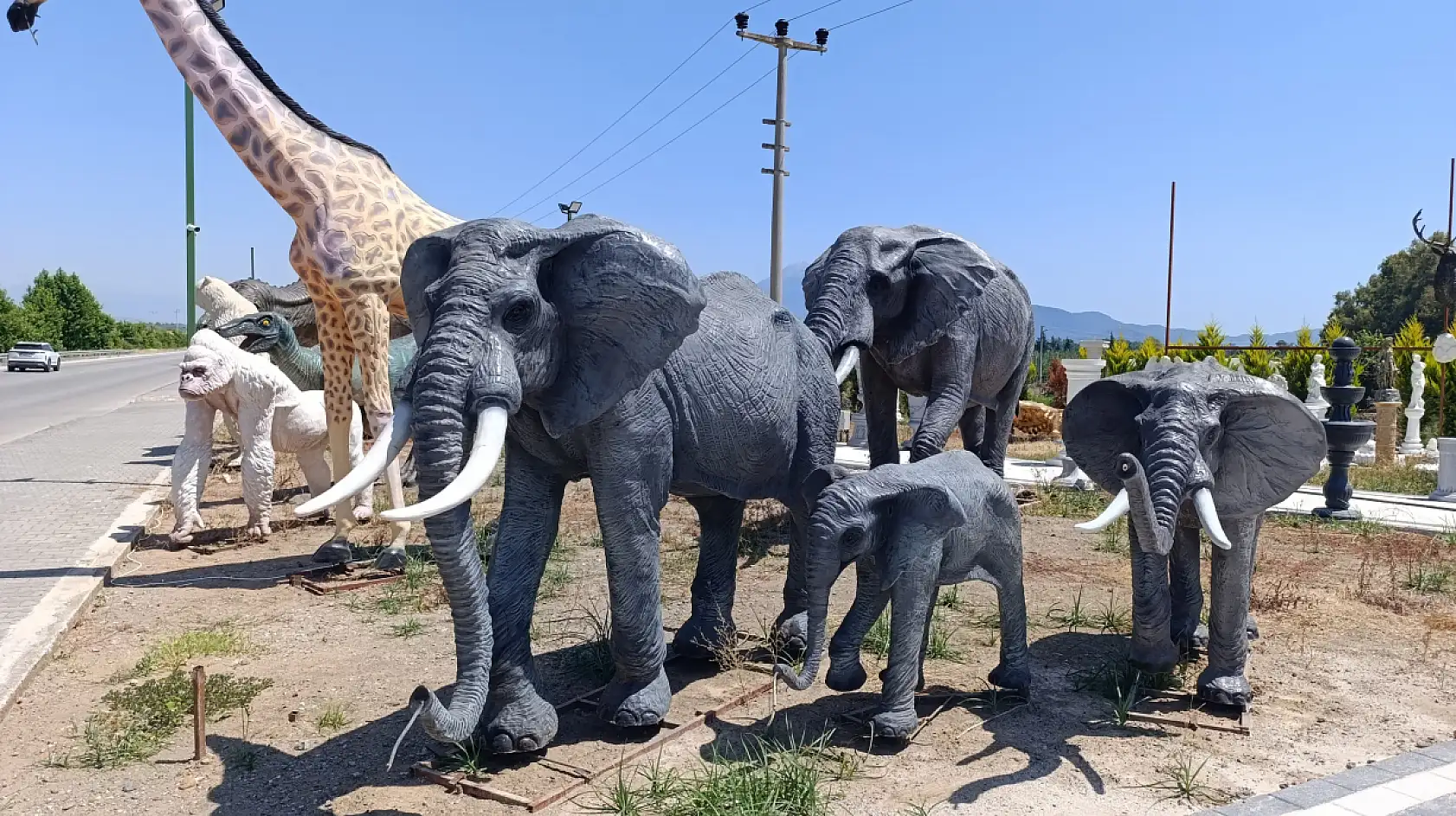 Fethiye'de baba mesleğini devam ettirerek 35 yıldır heykeltıraşlık yapıyorlar