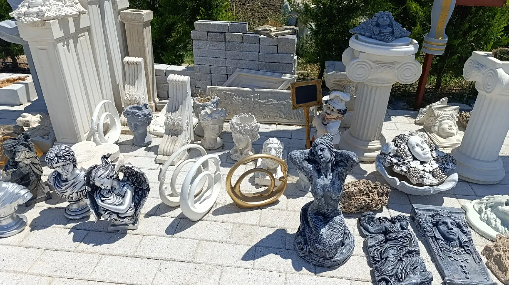 Fethiye'de baba mesleğini devam ettirerek 35 yıldır heykeltıraşlık yapıyorlar