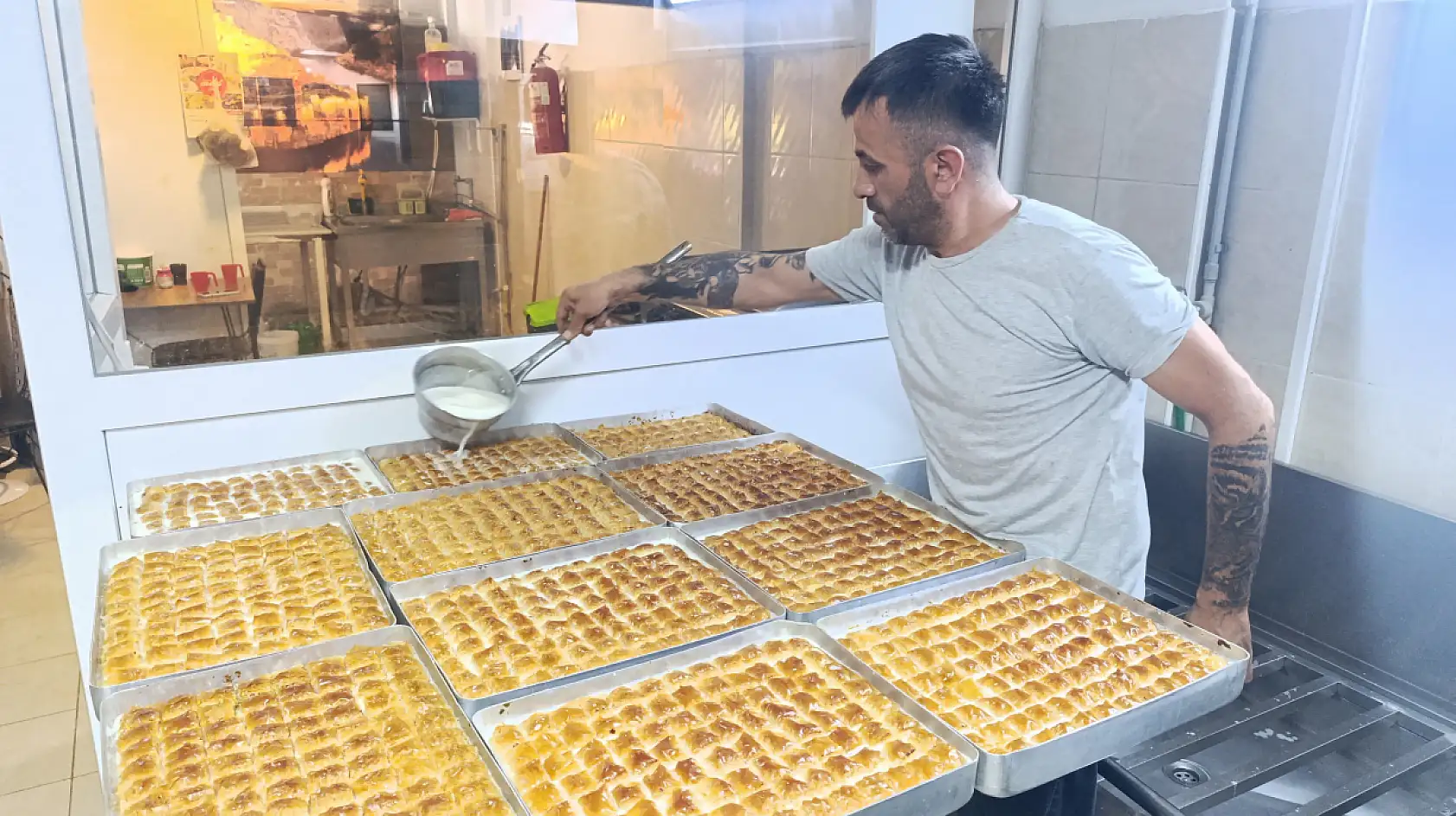 Fethiye'ye Soğuk Baklavayı İlk Getiren Anteplioğlu Tatlı Dünyası Lezzetiyle Fark Yaratıyor!