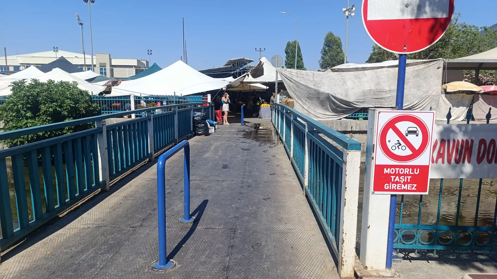 Fethiye'de Cuma Pazarı'ndaki Yaya Köprüsüne Araçla Geçişe Bariyerli Önlem