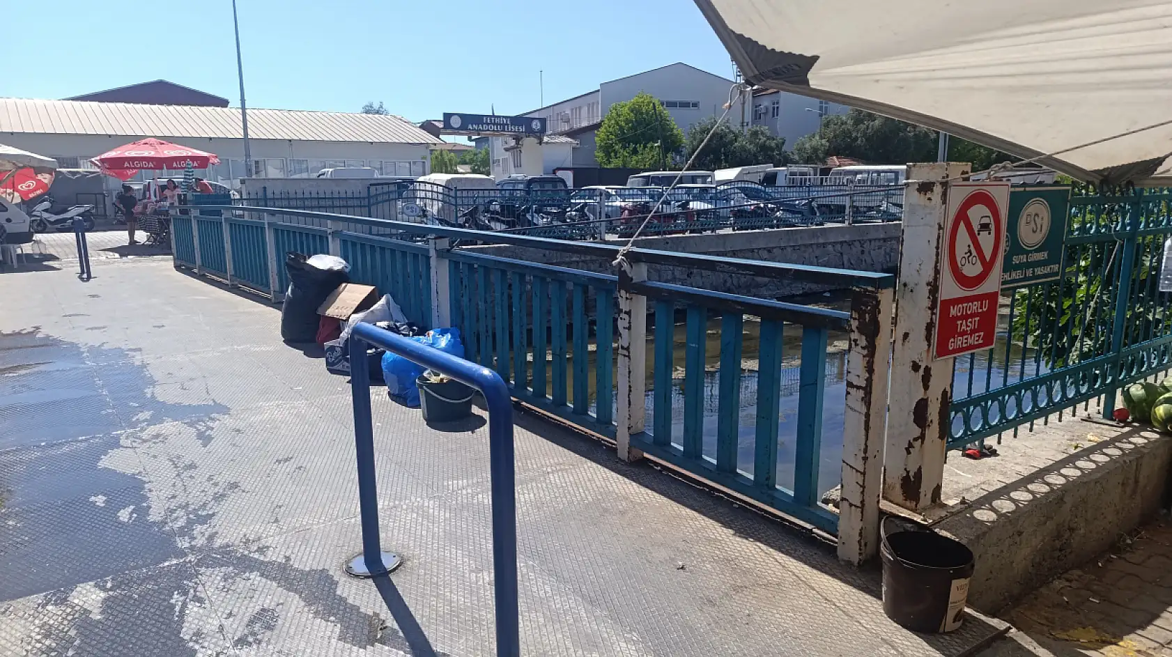 Fethiye'de Cuma Pazarı'ndaki Yaya Köprüsüne Araçla Geçişe Bariyerli Önlem