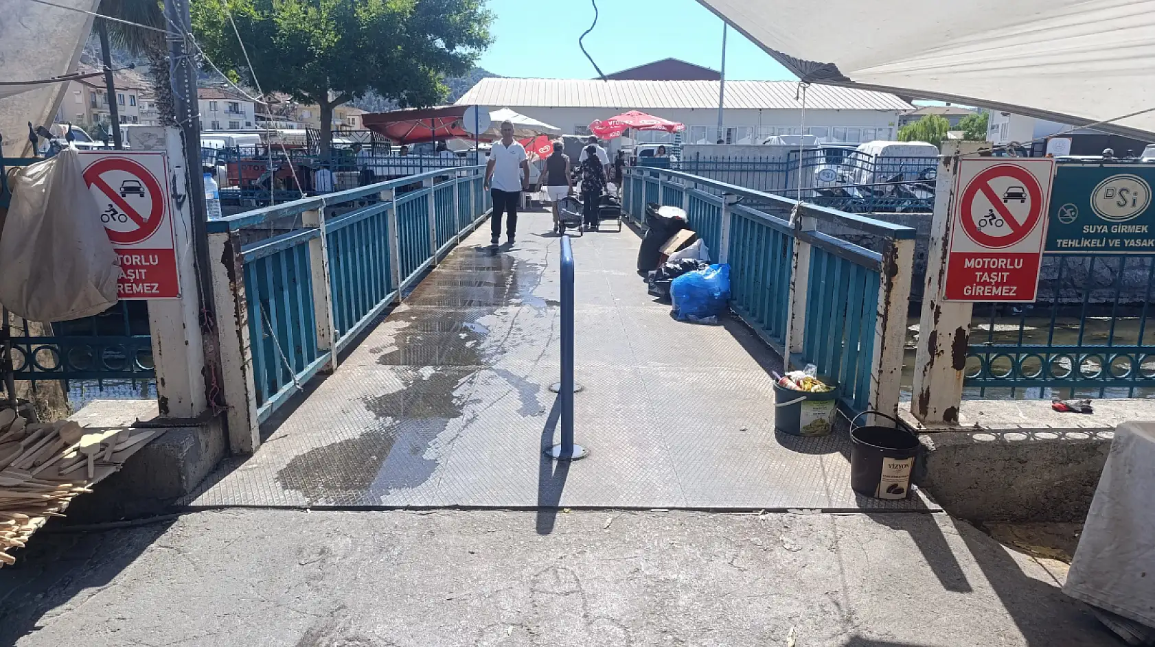 Fethiye'de Cuma Pazarı'ndaki Yaya Köprüsüne Araçla Geçişe Bariyerli Önlem