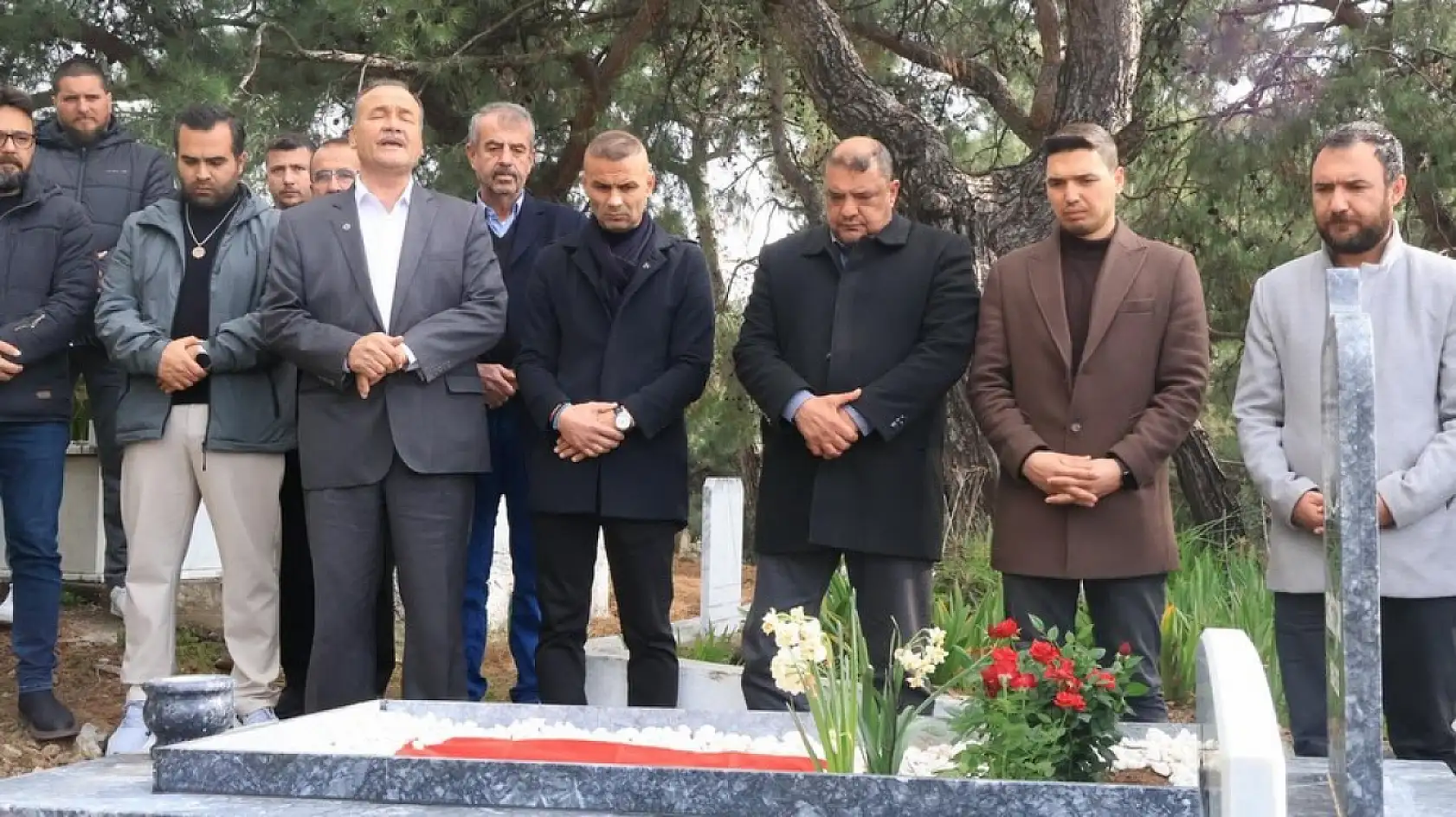 Fethiye'de merhum Cengiz Çay kabri başında anıldı, lokma hayrı yapıldı