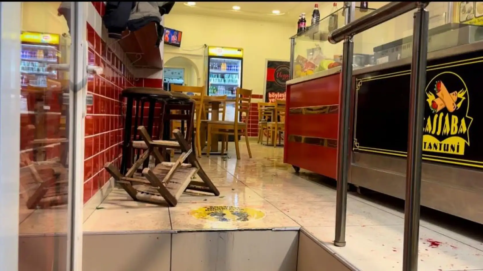 Hesap kavgası...Sandalyeler havada uçuştu: 2 yaralı