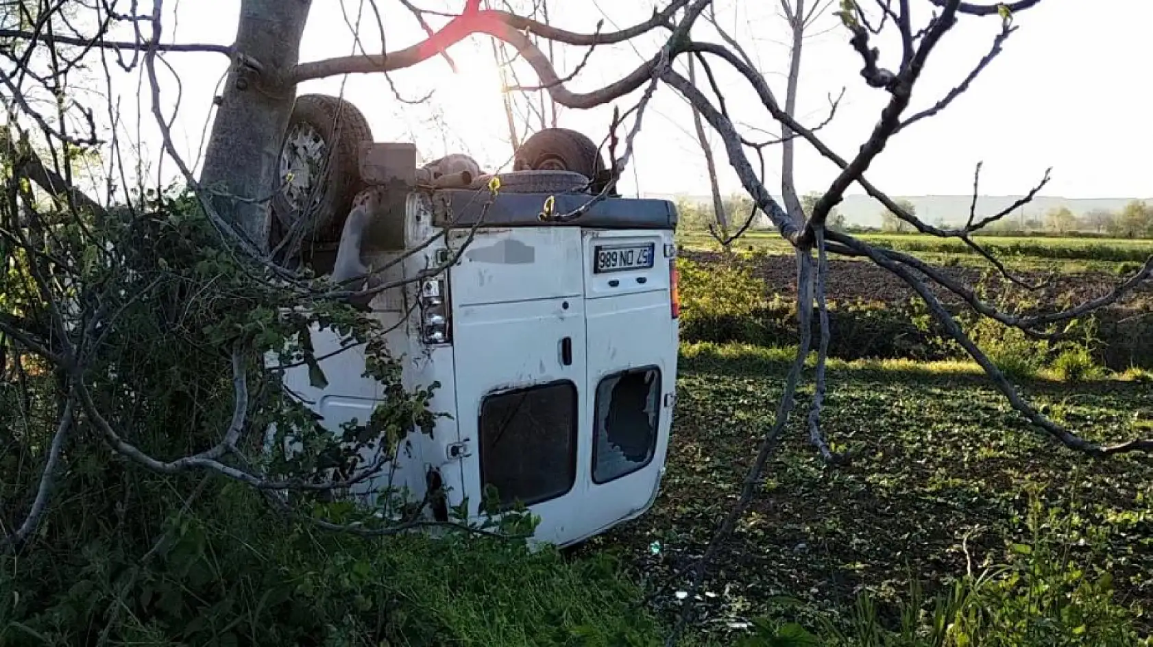 Minibüs takla attı: 1 ölü, 2 yaralı