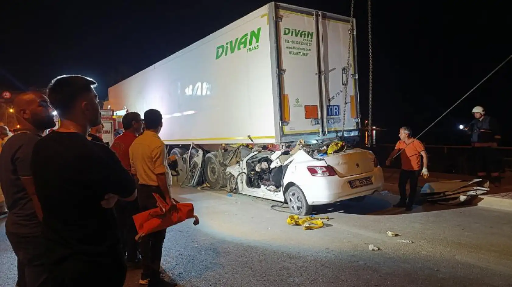 Kan donduran kaza! Otomobil tırın altına girdi, 2 ölü