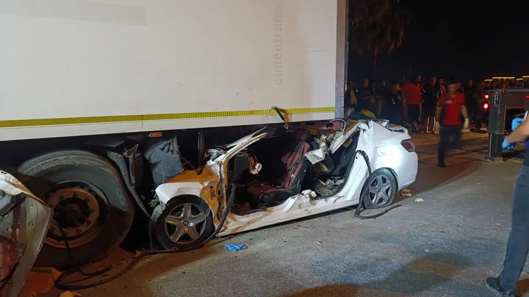 Kan donduran kaza! Otomobil tırın altına girdi, 2 ölü