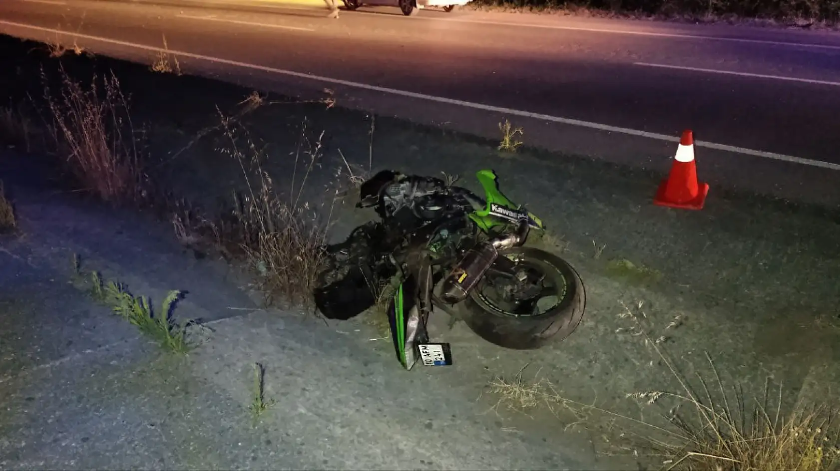 Yarış yaparken farları yanmayan otomobile çarpan motosikletler paramparça oldu: 2 ölü