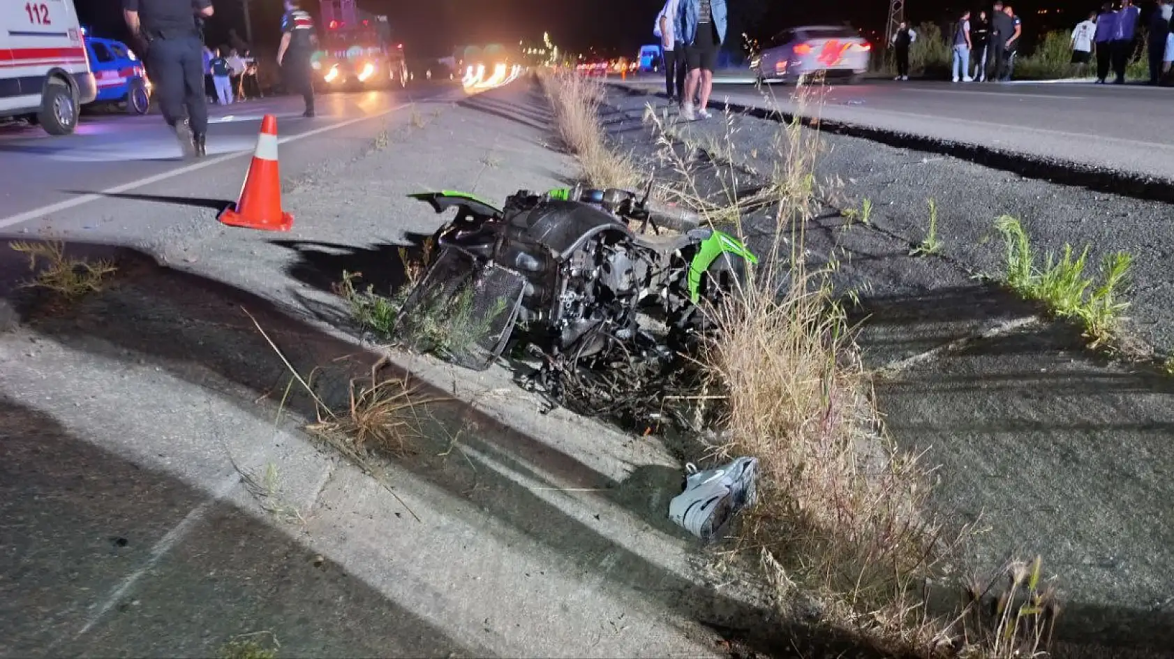 Yarış yaparken farları yanmayan otomobile çarpan motosikletler paramparça oldu: 2 ölü