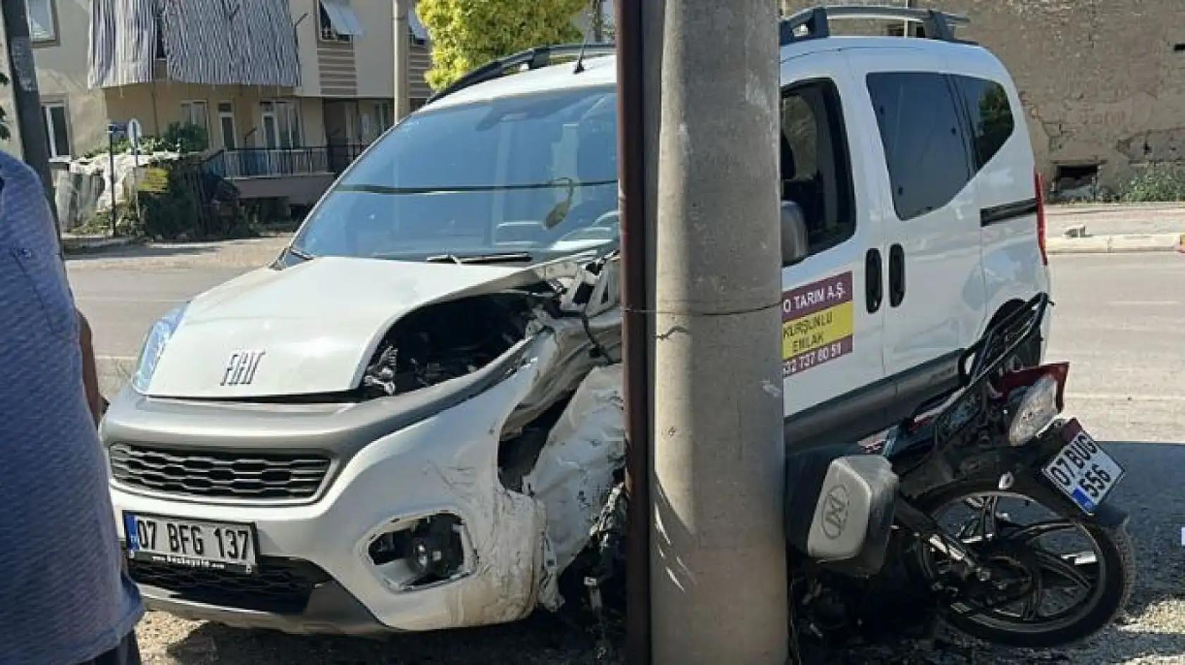 Otomobille çarpışan motosiklet sürücüsü hayatını kaybetti