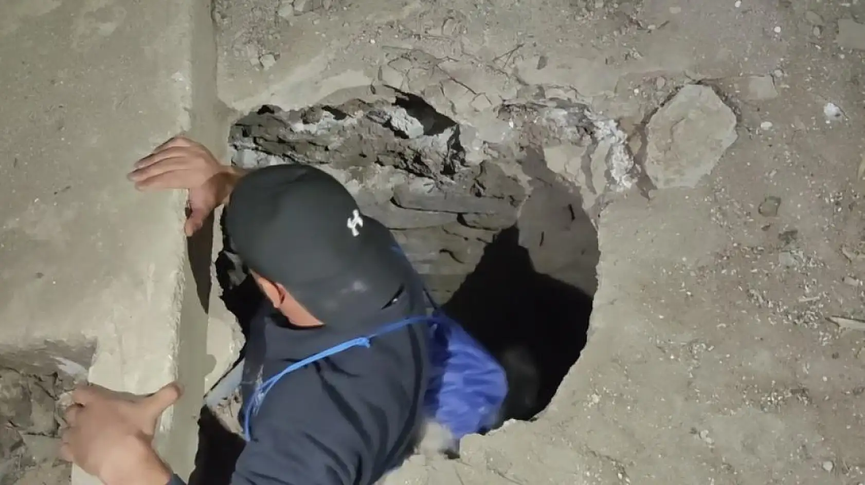 Cinlerin sardığı söylentisi sonrası terk edilen köyde sabahlamak istedi, besmeleler çekerek terk edilmiş evlere girdi