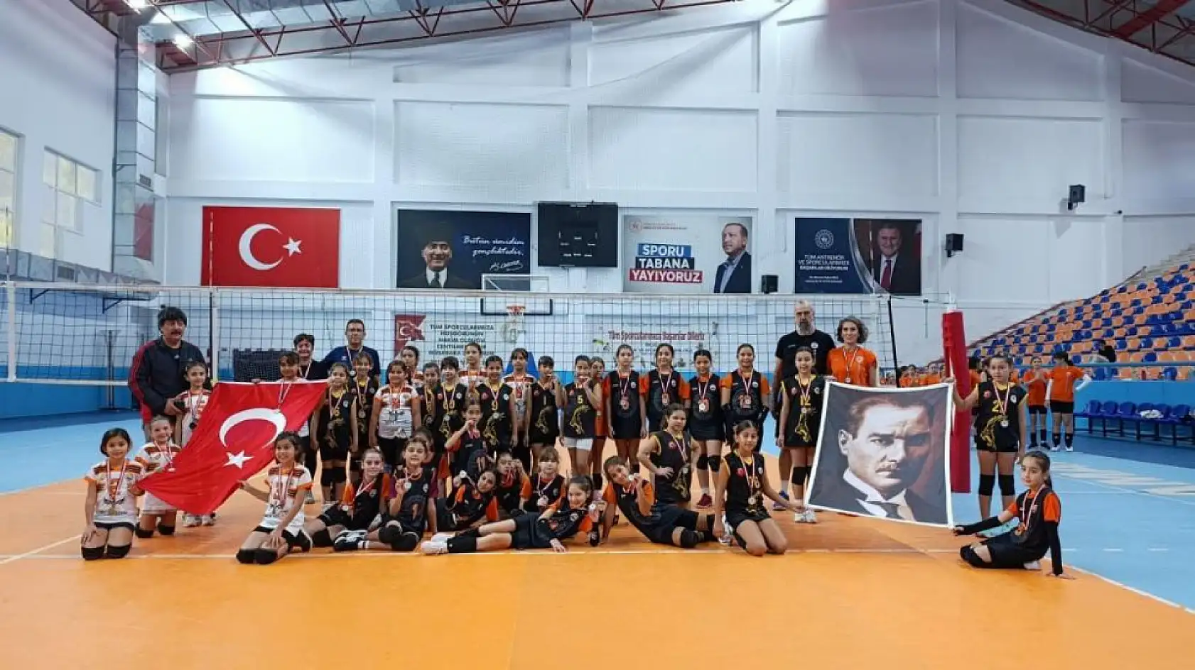 Köyceğizli minikler voleybolda şampiyon oldu