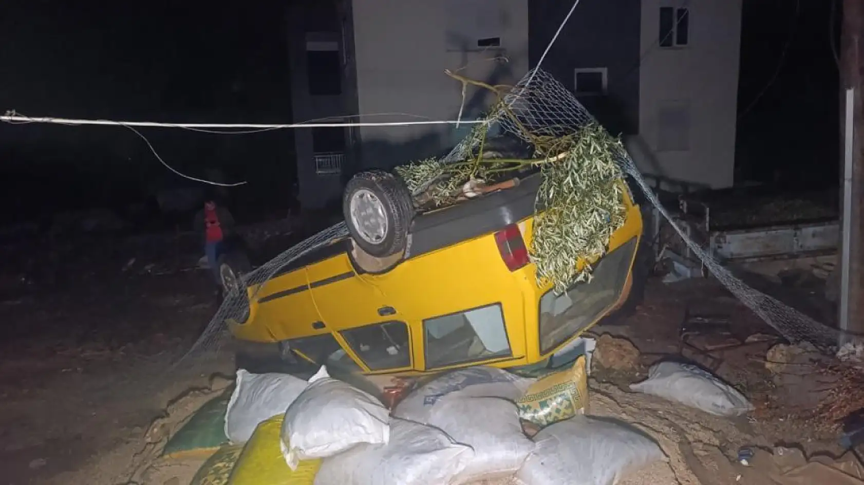 Hortum Dehşeti: Seraları ve Evleri Yerle Bir Etti