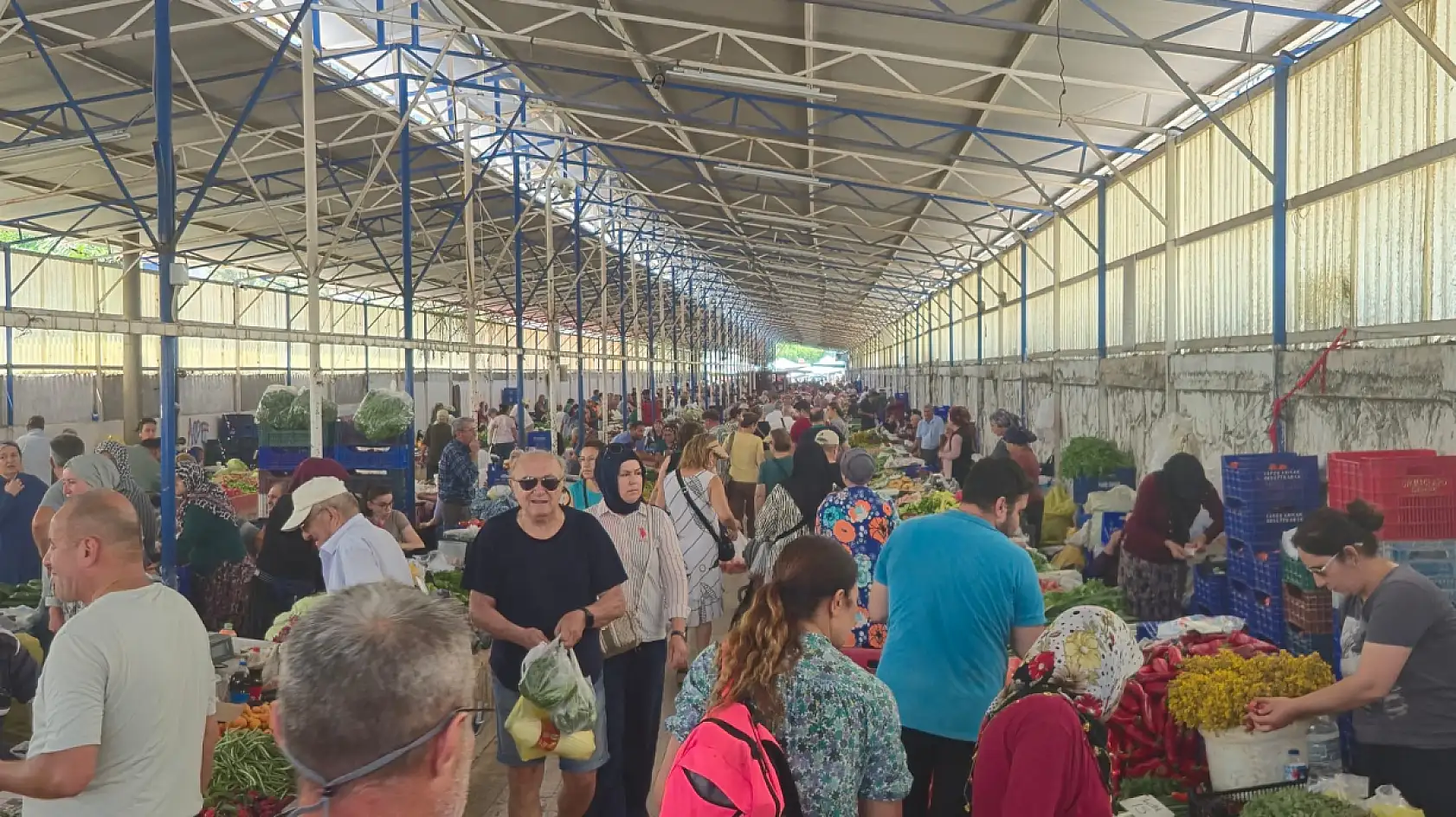 Fethiye'de karpuz mevsimi geldi ve Cuma Pazarı'ndaki yerini aldı