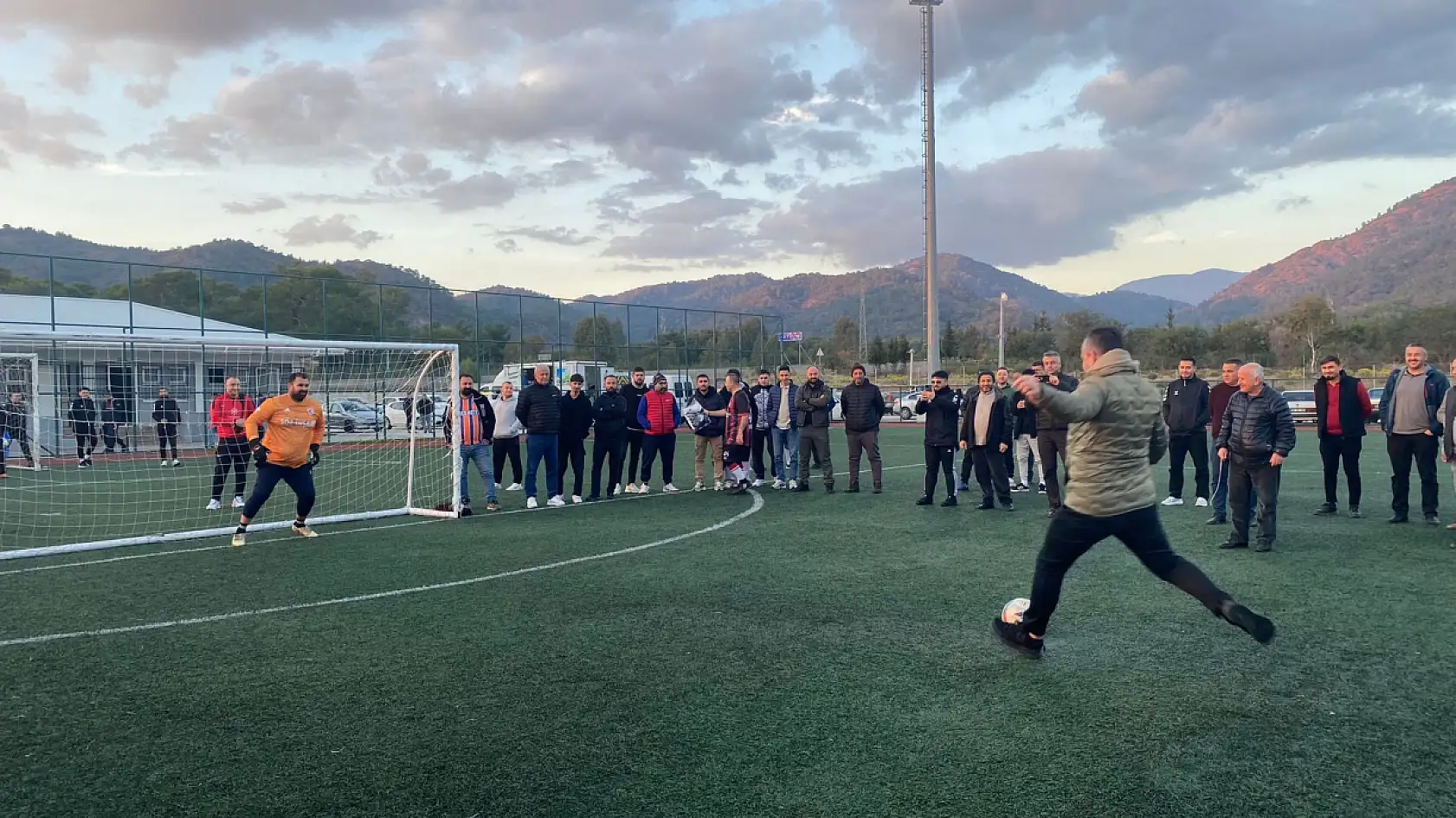 Fethiye'de Kaymakam Akkaya'nın Penaltı Atışıyla Turnuva Başladı