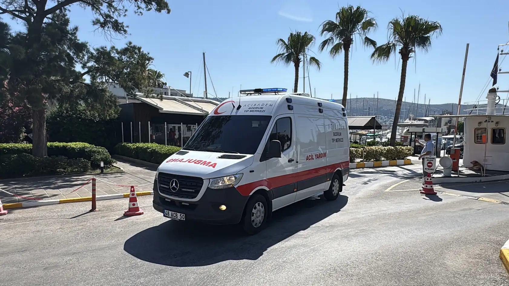 Bodrum'da yakıt ikmali için marinaya yanaşan teknede patlama meydana geldi