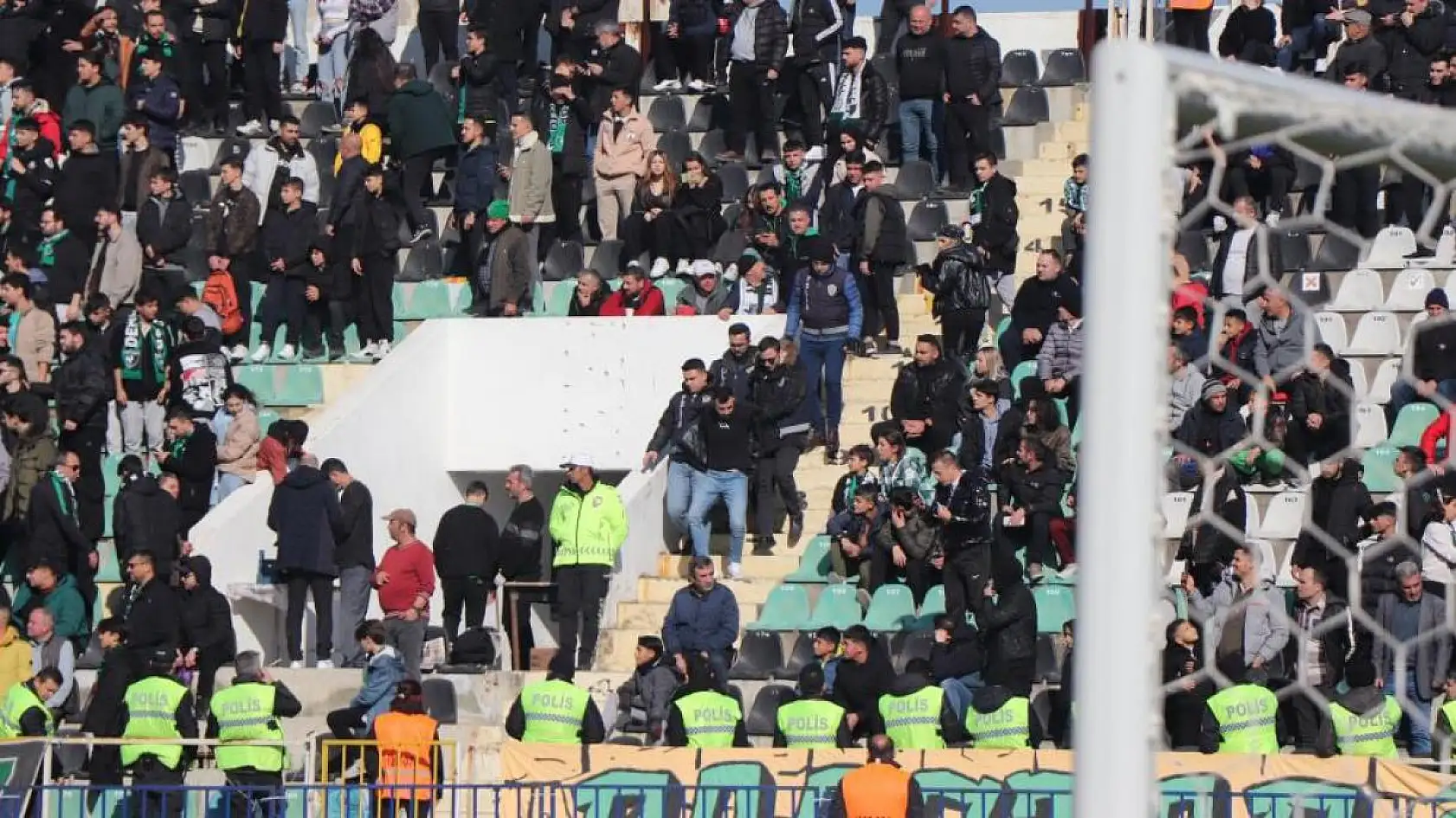 Fethiyespor'un ligdeki rakibi Denizlispor'un taraftarından istenmeyen hareket: 1 gözaltı