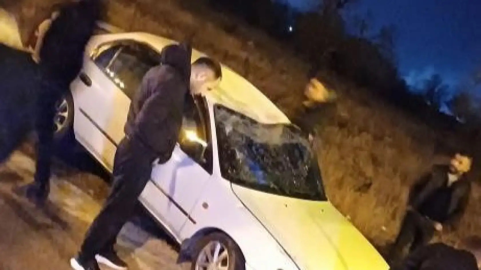 Kamyonetle otomobil feci çarpıştı, 5 yaralı