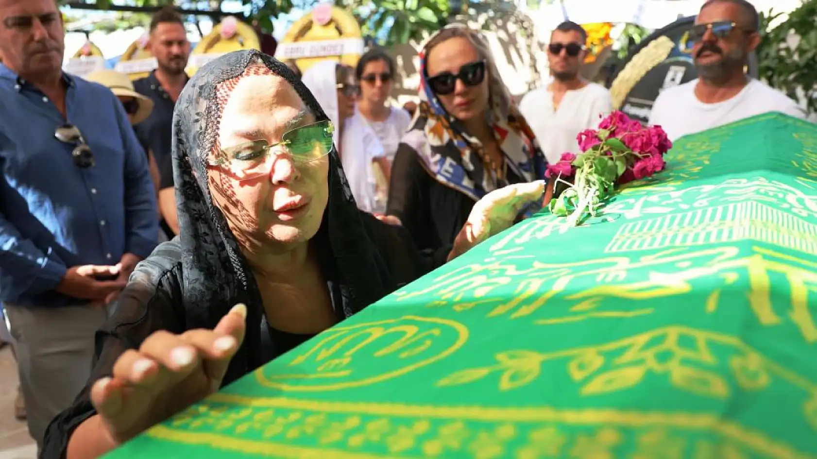 Safiye Soyman oğlunu gözyaşları içerisinde toprağa verdi