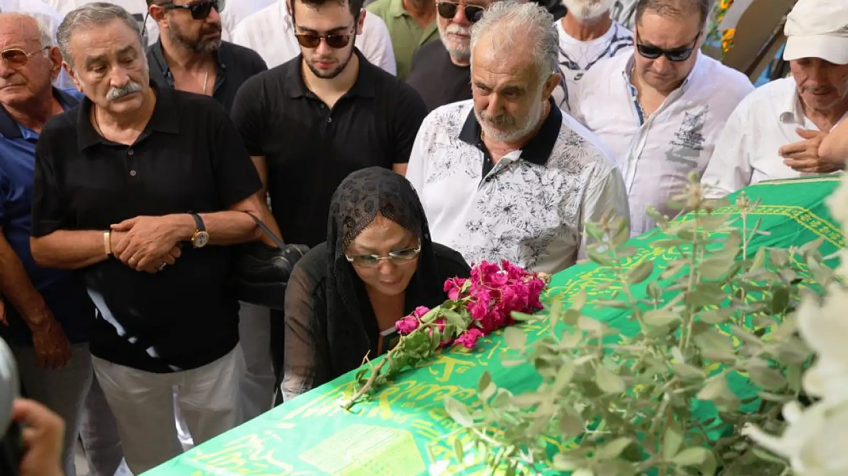 Safiye Soyman oğlunu gözyaşları içerisinde toprağa verdi