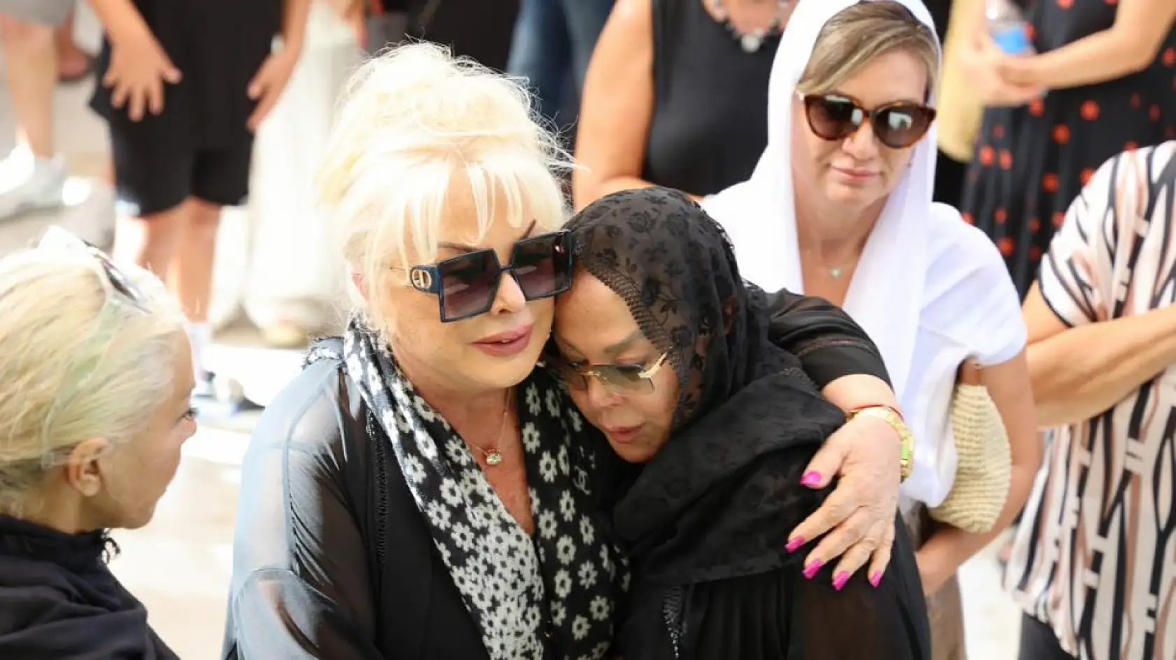 Safiye Soyman oğlunu gözyaşları içerisinde toprağa verdi