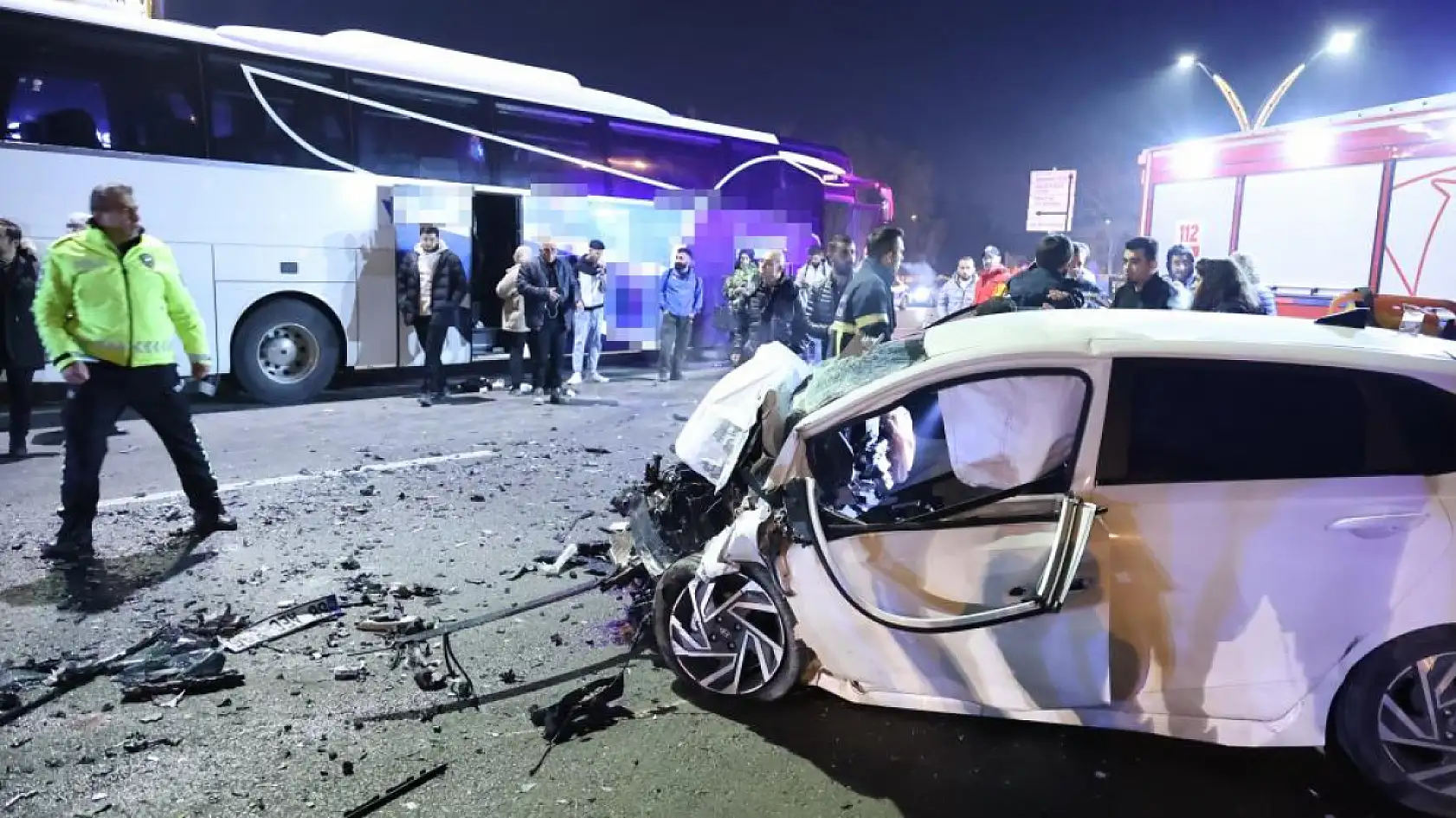 Otomobil ile otobüs çarpıştı: 1 ölü