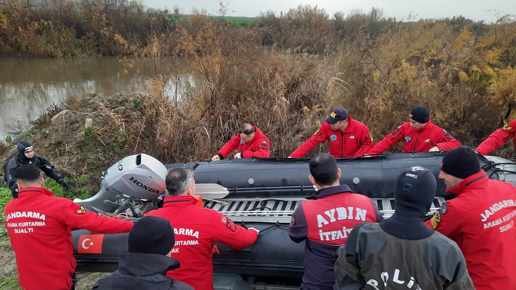 Menderes Nehri'ne düşen kişiyi bulmak için ekipler seferber oldu