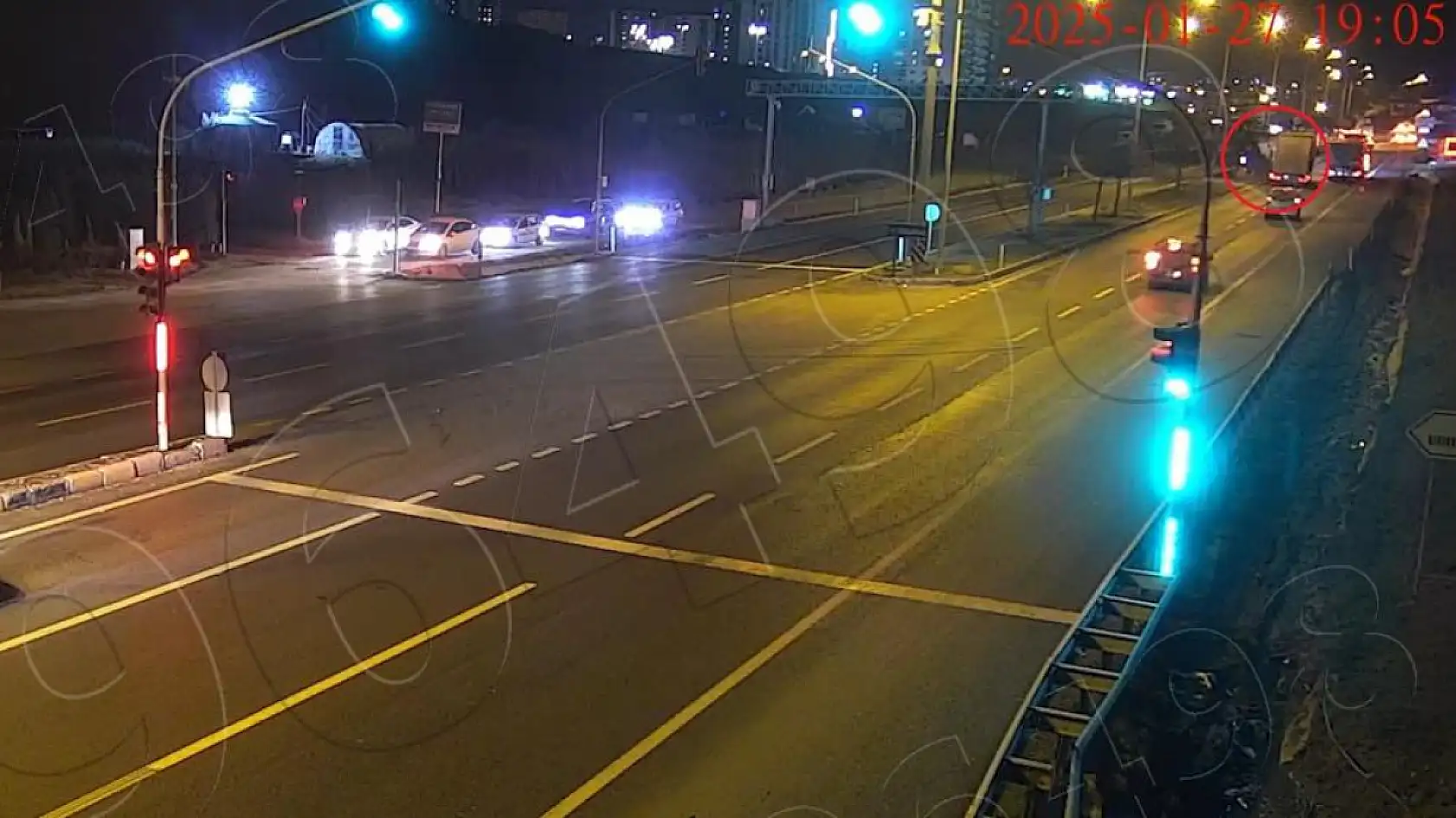 Hatalı Sollama Yapan Tır, Otomobile Çarptı: 2 Yaralı