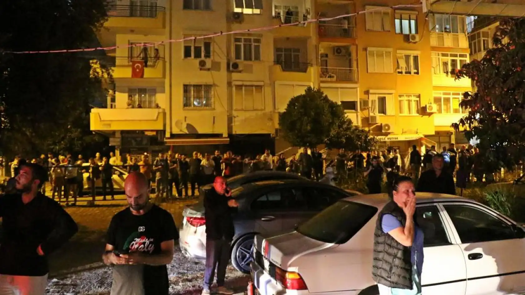 Gecekondu alev alev yandı, sokağa dökülen mahalleli kediler için gözyaşı döktü