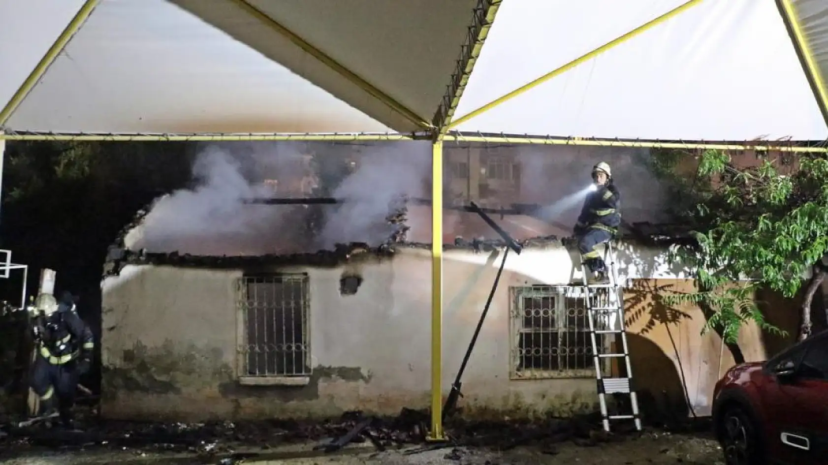 Gecekondu alev alev yandı, sokağa dökülen mahalleli kediler için gözyaşı döktü