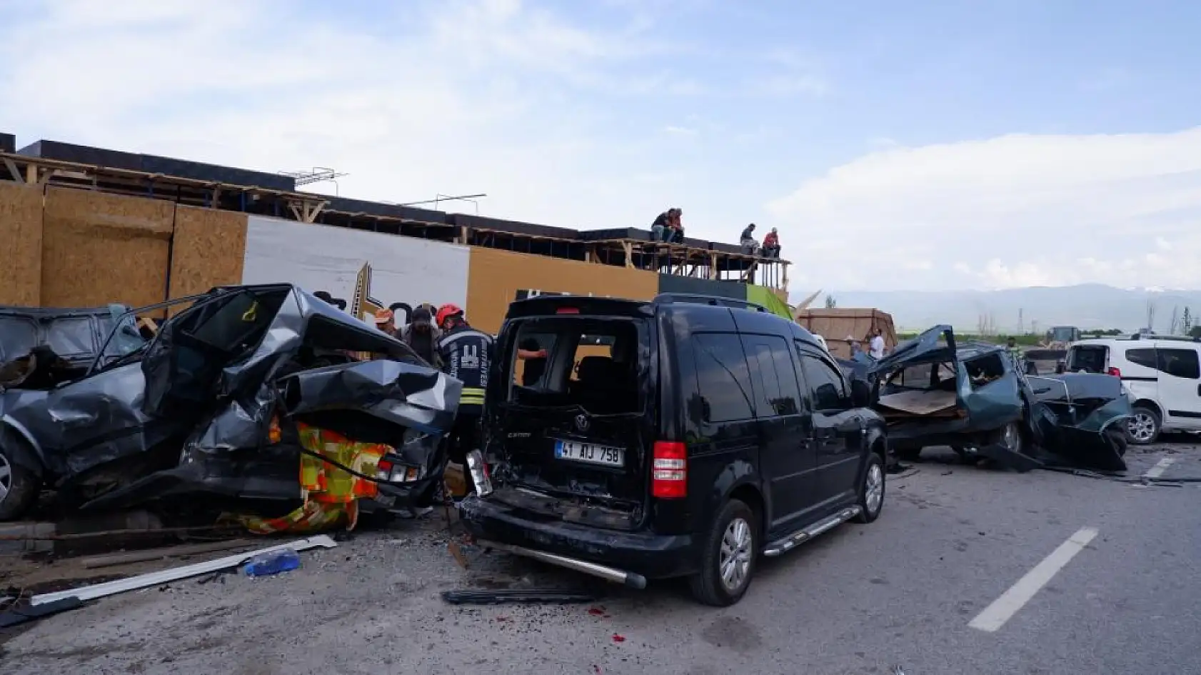 Kontrolden çıkan beton mikseri park halindeki 8 aracı biçti