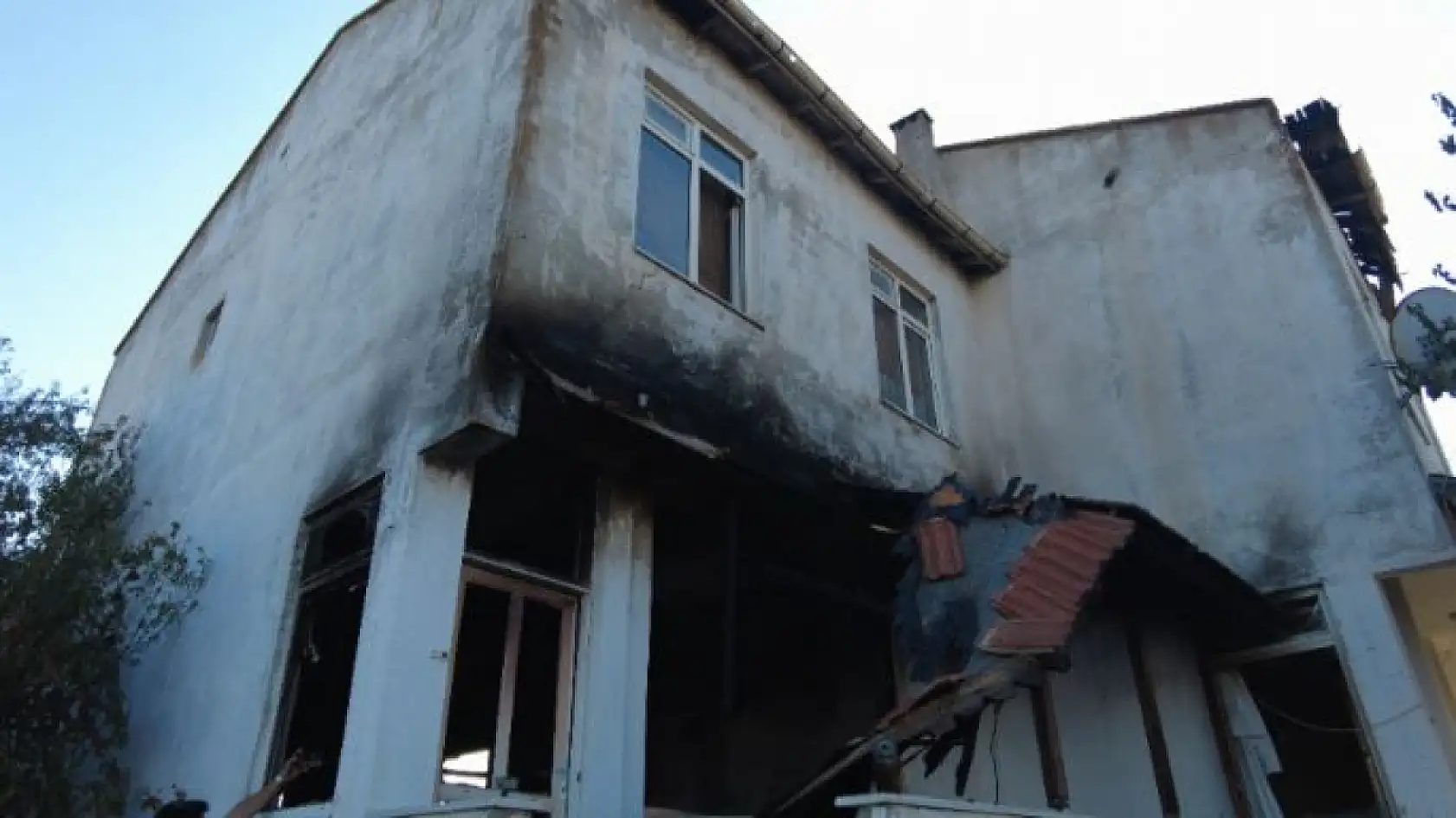 Orman yangınında 7 ev yandı, 2 bin 700 kişi tahliye edildi, 15 kişi yaralandı