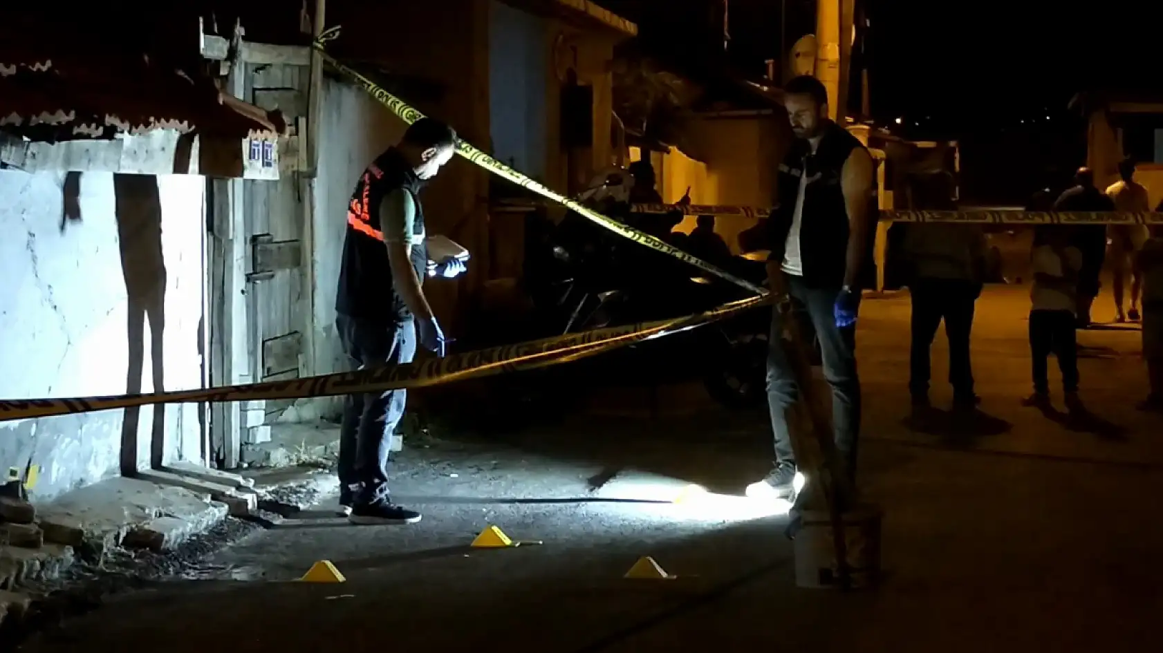 75 yaşındaki adam eşine sinirlenip herkesin gözü önünde intihar etti